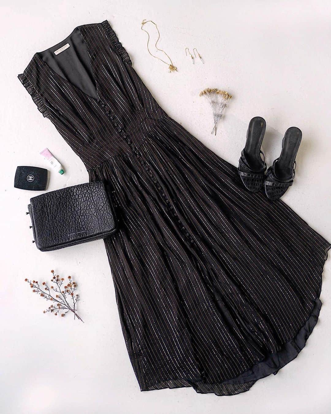 SPELLさんのインスタグラム写真 - (SPELLInstagram)「Chic black and gold ✨ our Mystic Short Sleeve Midi for a Stevie Nicks inspired mood 🖤 Swipe across to learn more about the preferred fibres that make up this garment ~ a special blend of 49% Organic Cotton, 48% LENZING™ ECOVERO™ Viscose and 3% Metallic to #walkalittlelighter ✔️」8月3日 10時13分 - spell