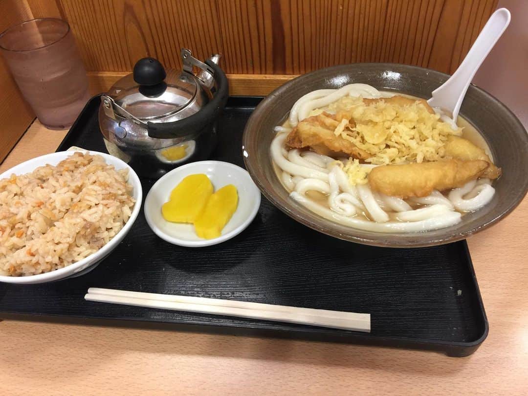 のインスタグラム：「福岡3日目でやっとたどり着いた牧のうどんのごぼう天うどん。 #笑福亭恭瓶  #牧のうどん」