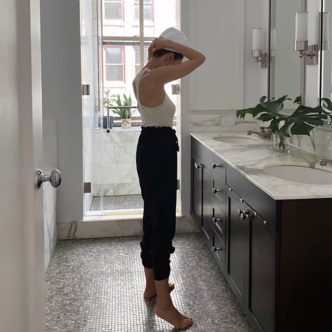 大塚良子のインスタグラム：「. 新しいお家はバスルームが広々してるところもお気に入り。やっと体洗ってからそのままお風呂に入れるし ゆったり足を伸ばして肩までお湯に浸かれます♡  #nyc #life #manhattan #fashion  #dailyfashion #nymom  #ニューヨーク暮らし　#ニューヨークママ　 #海外生活　#海外移住　#ニューヨーク」