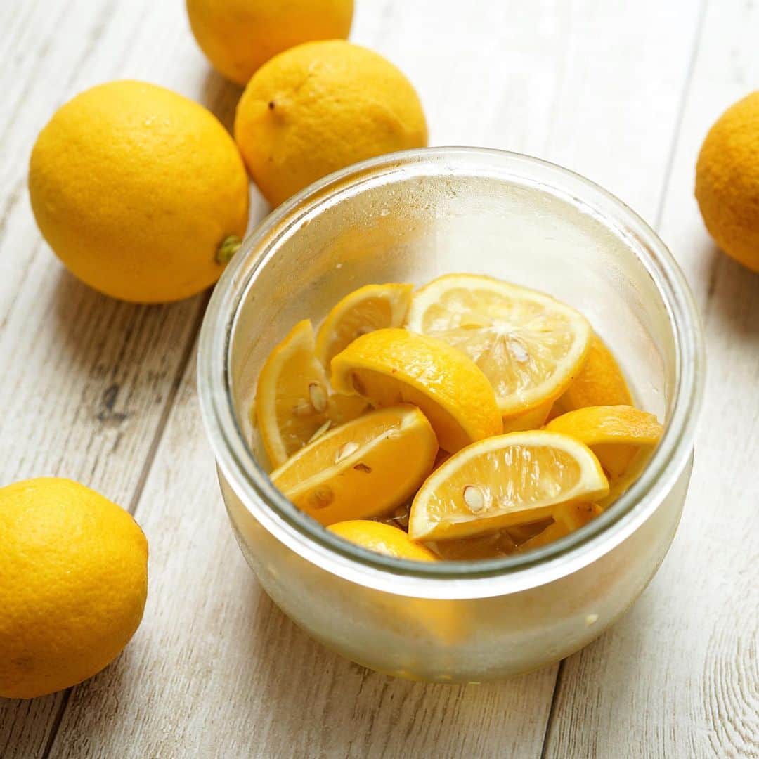 hirokoさんのインスタグラム写真 - (hirokoInstagram)「🌱2020.8.3（月）﻿ ✽.｡.:*・ﾟ #hiroponの朝ごはん﻿ ﻿ 土曜日の#フレンチトースト﻿ ﻿ フレンチトーストには﻿ レモンをギュ〜っと絞ってハチミツをたっぷり﻿ メープルシロップより美味しいかも〜😍﻿ ﻿ #瀬戸レモン で作った﻿ 「 #レモンのはちみつ漬け 」🍋🍋﻿ 産直で見つけた瀬戸レモンは小粒だけど﻿ 農家さんが作った#無農薬レモン﻿ ﻿ 息子がお酒を飲むために作ってあげたけど...﻿ お酒以外にもフル活用してるよ！﻿ ﻿ ﻿ ﻿ #PR --------------------------------------﻿ ﻿ 私も愛用の【#履くだけイージースリムレッグ】﻿ その名の通り！﻿ 履くだけでシェイプできちゃう#着圧レギンス﻿ 無駄なお肉を引き締めてくれる﻿ ぽっこりお腹もキュッと締まるのに苦しくない﻿ 着圧だから履く時ちょっと大変💦﻿ でも履いてしまうと下半身が楽〜に感じる﻿ ﻿ サイズ展開なし！ フリーサイズのみ﻿ 165cm 標準体型 問題なく履けます﻿ 着圧だけど伸びはいいかも...﻿ ﻿ 『履くだけイージースリムレッグ』詳しくは﻿ 👉🏻 プロフィールのハイライトから見てね﻿ ﻿ ﻿ ﻿ .........The end 🍋﻿ #朝ごはん #国産レモン #瀬戸内レモン #オリーブノートアンバサダー #ヨムーノメイト #おうちごはん通信 #おうちごはんLover #くらしメイド #フーディーテーブル #マカロニメイト #デリミア #デリスタグラマー #おうちカフェ #私のおいしい写真 #snapdish  #macaroni #locari_kitchen  #lin_stagrammer #wp_deli_japan﻿ #weck #保存瓶  #履くだけイージースリム ・」8月3日 10時28分 - hiropon0201