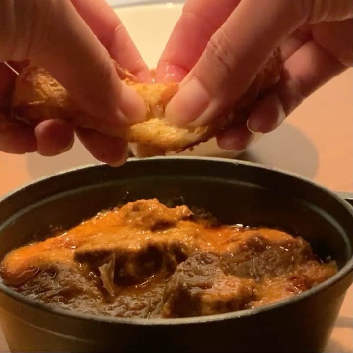 のインスタグラム：「5感を刺激するカレー＆スパイス・アイスや各種コンディメントで、辛いと甘い、熱いとヒンヤリのダブル無限ループをこの夏お楽しみいただけます。  ホテルメイド、#サクサク のチーズパイとカレーの相性も抜群です！ マーブルラウンジのカレーランチは本日8月3日（月）より開催！」
