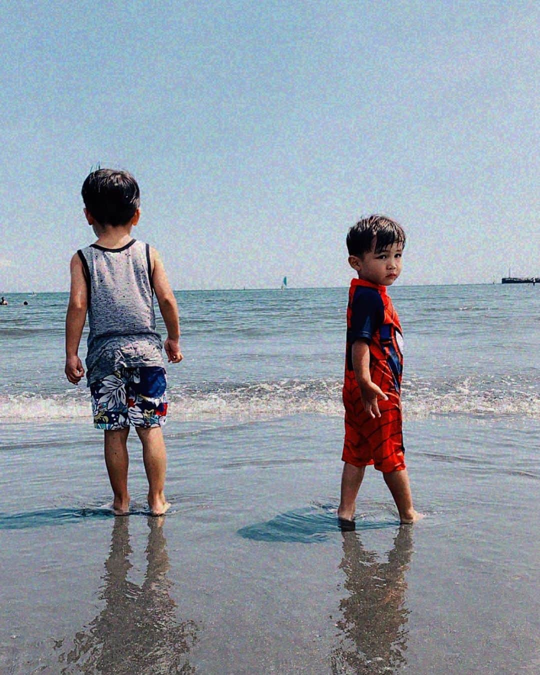 齋藤美波さんのインスタグラム写真 - (齋藤美波Instagram)「👦🏻👦🏻🧑🏽👨🏽 ・ 夏した日曜日🌻🍉 海にアイス屋に夜は花火🎆 田んぼで花火なんて 茅ヶ崎だとは思えない空間で 最高でした🥰 ・ 連日もう既に夏した気分で 大満足な休日♥️笑 ・ そして実は昨日8月2日は 5年目の結婚記念日💒 でした🤣🙌🏾 ・ そして今日は 記念日夫婦おでーと😛♥️ 行ってきます🚗 ・ ・ #日曜日の過ごし方#湘南#江ノ島#海遊び #家族の時間#家族との休日#花火#田んぼ#結婚記念日#holiday#beach#summer#sunny#familyday#weddinganniversary#0802」8月3日 10時33分 - saito373minami