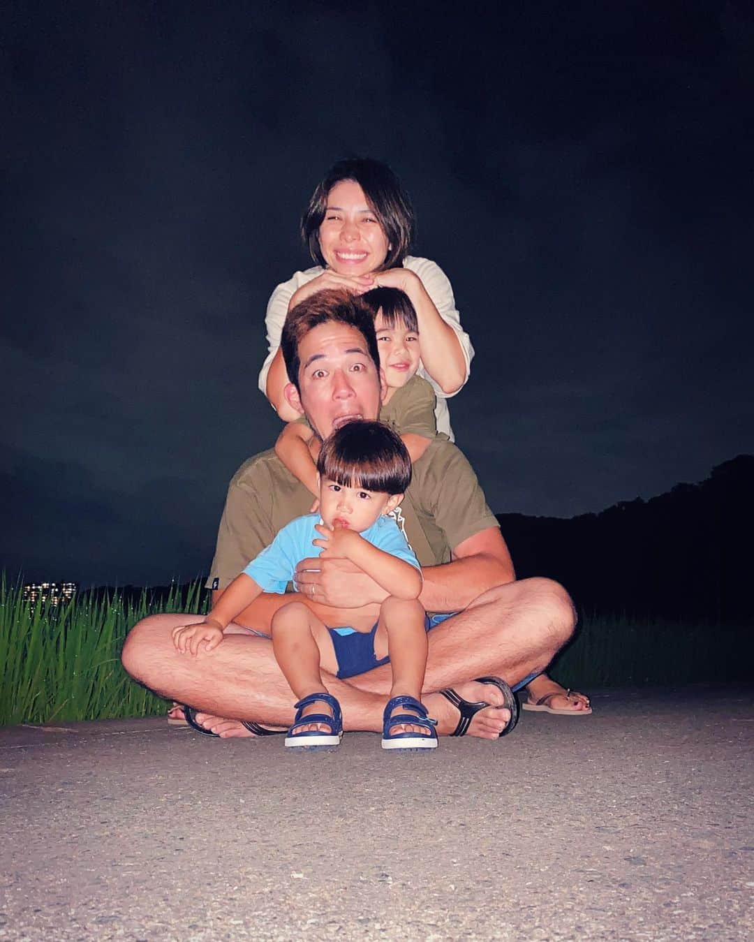 齋藤美波のインスタグラム：「👦🏻👦🏻🧑🏽👨🏽 ・ 夏した日曜日🌻🍉 海にアイス屋に夜は花火🎆 田んぼで花火なんて 茅ヶ崎だとは思えない空間で 最高でした🥰 ・ 連日もう既に夏した気分で 大満足な休日♥️笑 ・ そして実は昨日8月2日は 5年目の結婚記念日💒 でした🤣🙌🏾 ・ そして今日は 記念日夫婦おでーと😛♥️ 行ってきます🚗 ・ ・ #日曜日の過ごし方#湘南#江ノ島#海遊び #家族の時間#家族との休日#花火#田んぼ#結婚記念日#holiday#beach#summer#sunny#familyday#weddinganniversary#0802」