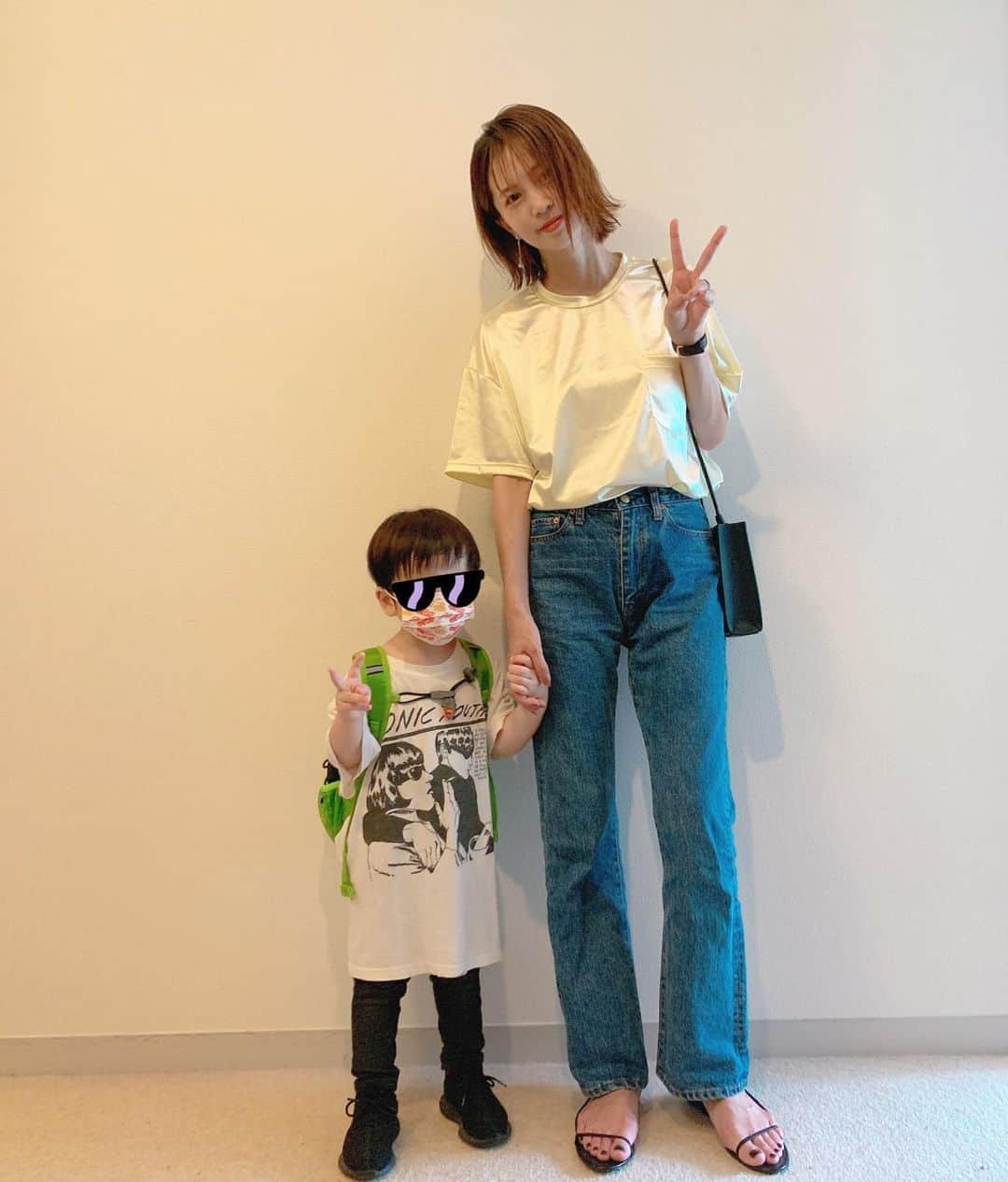 のインスタグラム：「「ママもちゃんとピースして！」って言われた。笑 厳しい。。。すっぴんにリップだけ塗りました。 . . . セットアップのトップスをデニムに合わせたかった✨ 少しオーバーサイズめのシルエットで、胸元にポケット付きになっています。 バッグは、斜め掛けもいいけど、普通に肩がけ✨ サンダルは、華奢なのにしてみました❤️ . . . Tshirt.. @nowme_jp  bag... @nowme_jp  denim.. @greed_tokyo  shoes.. @therow  . . . Tsirts、bag の販売はこちらZOZOTOWNのサイトからです。ぜひご覧ください。  ↓ https://zozo.jp/search/?p_tpcsid=1242308  #instagood #nylonjapan #nowme #fasion #zozotown #onepeace #allinone #setup」