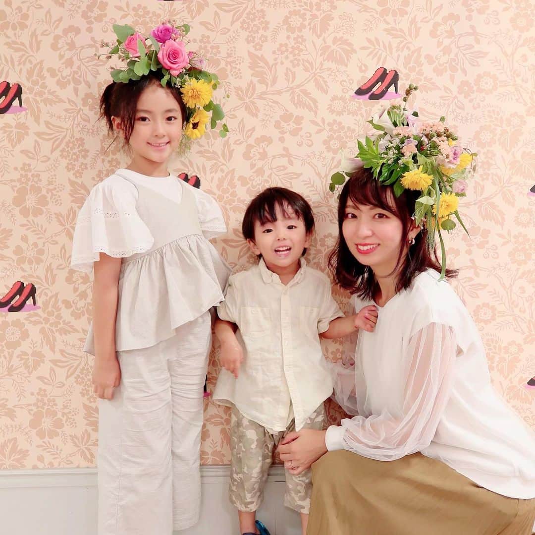 筧沙奈恵さんのインスタグラム写真 - (筧沙奈恵Instagram)「花衣　@hanagoromo_luna_fleuge の子どもたちと一緒バージョン🌻 ・ 息子にも「やってみる？」と聞いてみましたが「見てるから大丈夫！」と断られました👦笑 ・ 娘が着ているセットアップは　@sayo_hayakawa さんプロデュースの　@__ciala__baby ✨ ・ 大人顔負けのデザインなのにプチプラで、かなり魅力的😍 ・ インナーに　@zarakids のトップスを重ねました😌 ・ 5枚目に娘の花衣の早送り動画、載せてみました🎥 ・ #花衣　#hanagoromo #お花　#花のある暮らし #flower #親子写真 #家族写真　#女の子ママ　#男の子ママ」8月3日 10時44分 - sanaekakei