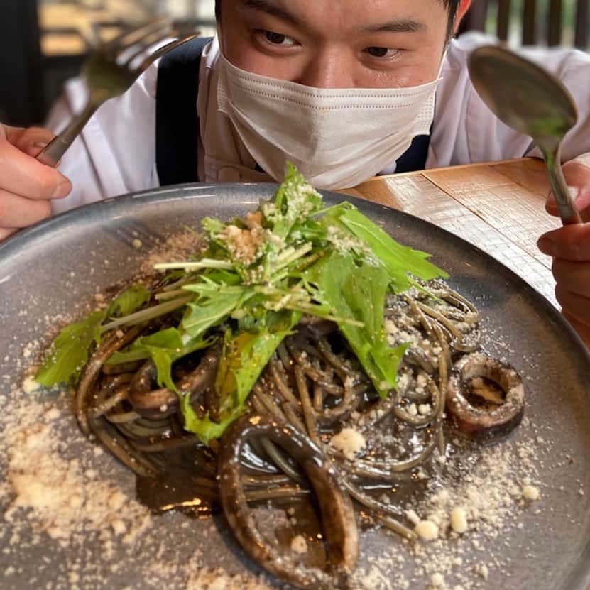T.G.HEARTH TGハースのインスタグラム：「こんにちはTGハースです！﻿ 今週のランチメニューの一品紹介しちゃいます♪﻿ 🦑イカスミクリームパスタ🦑﻿ ~三つ葉と水菜のサラダ添え~﻿ イカスミを使ったパスタはTG初なんです‼️﻿ 是非一度食べて欲しい一品です😋﻿ ﻿ チキンフルサイズ¥1980とお得になってます‼️﻿ すぐ電話↓↓↓期間限定なのでお早めに〜💕💕💕﻿ ☎️03-6416-9445←ﾖｳﾁｪｹﾗ👍﻿ ⭐️旨辛フェアも絶賛開催中なのでテイクアウトチキンの味変更やハーフ&ハーフも対応してます🤓﻿ ﻿ ﻿ ◆モバイルオーダーも出来るようになりました✨﻿ プロフィールからHPをアクセスしてください♪﻿ モバイルオーダー﻿ https://tgh.for.dinii.jp/﻿ ﻿ ◆Uber eats・menu・出前館によるデリバリー﻿ 11:30〜21:00﻿ ﻿ ◆LINE@登録お願いします♪﻿ https://lin.ee/g0H4jc6﻿ ﻿ ﻿ 皆さまの笑顔に会えますように！💕💕💕﻿ ﻿ #TGハース#代官山ディナー#代官山ランチ#恵比寿グルメ#恵比寿ビストロ#恵比寿ディナー#代官山グルメ #ハース #代官山テイクアウト#恵比寿ランチ#ラクレット#チーズ#ロティサリーチキン#恵比寿ご飯#menu#恵比寿ワイン#テイクアウト#渋谷ディナー#恵比寿チーズ#tghearth#渋谷グルメ#渋谷ランチ#恵比寿チーズ#恵比寿カフェ#チーズケーキ#渋谷テイクアウト#恵比寿新聞#恵比寿ビール#チーズフォンデュ#恵比寿テイクアウト」