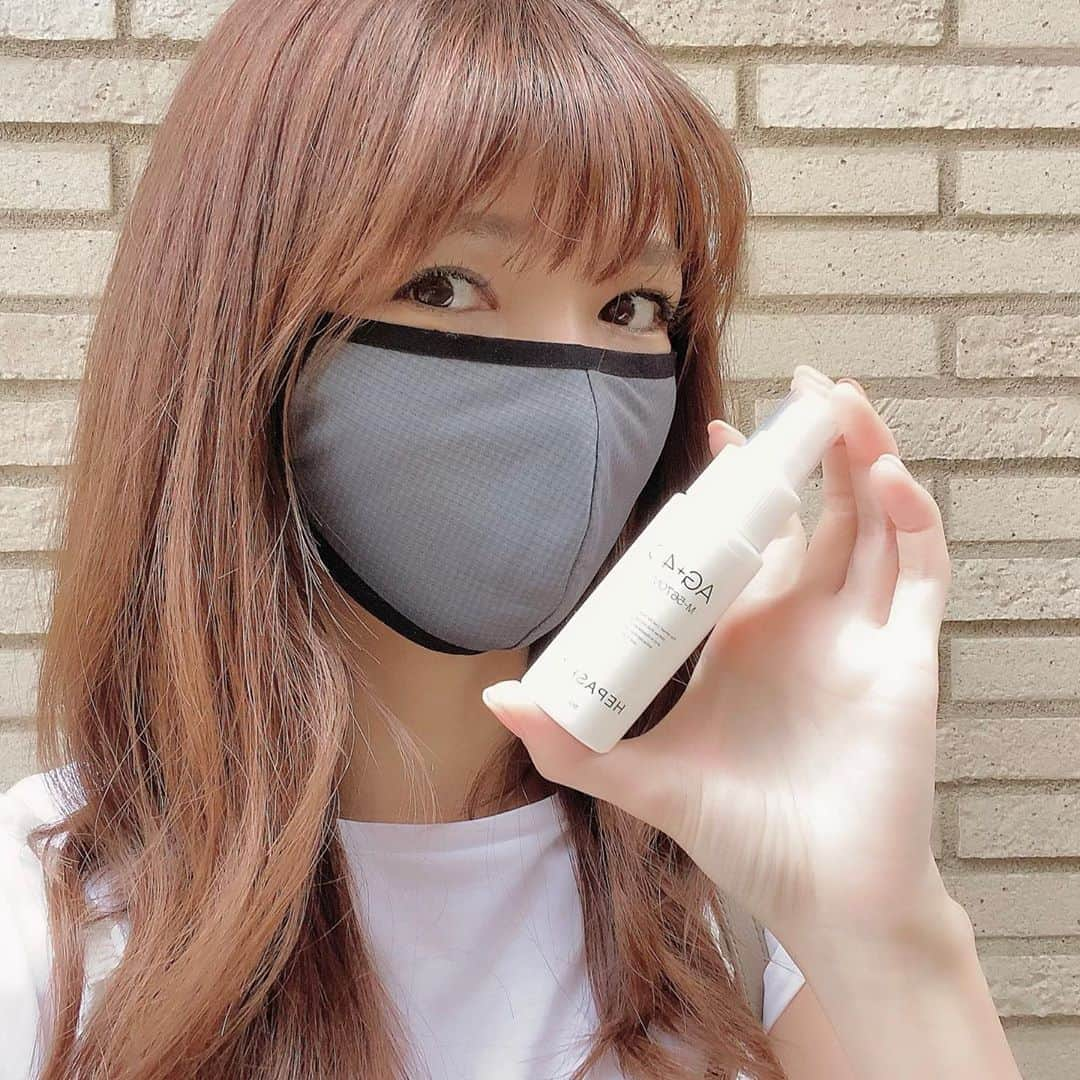 中谷あすみさんのインスタグラム写真 - (中谷あすみInstagram)「おはよ🌤 朝から暑いので今日は @hit_beauty_news さんのエアクールマスクとAG＋4Dミストを使ってます。  このマスク薄くて本当に涼しいから助かる🥵 クールマスクは色々試しましたがサイズが全然合わなかったりどこがクールなのかわからないものもありました。 このマスクはゴムも結ぶタイプで調節可能です😷 美顔器などでも使用されるテラヘルツ鉱石配合で美容効果もあるらしい🙌  ミストは弱酸性除菌剤でわずかな使用量で抗菌効果を発揮するそうです。 マスクスプレーは色々試しましたが顔に直接つけるものなので私は香りがきついと気持ち悪くなっちゃいます💦 このスプレーは香りが全然きつくないので安心✨  #ヘパスキン4Dエアクールマスク#ヘパスキンAG4Dミスト#マスク#テラヘルツ#コロナ#ウィルス対策#美肌ケア#夏用マスク#熱中症予防#接触冷感#リフトアップ #UVカット#生コラーゲン#3D生コラーゲン #弱酸性除菌剤#洗浄#保湿 #シルバーイオン#グレープフルーツ種子抽出物#除菌#抗菌#防カビ #消臭#HEPASKIN #MEGMALE#ヘパスキン#メグマーレ#pr」8月3日 10時48分 - asumi_naa