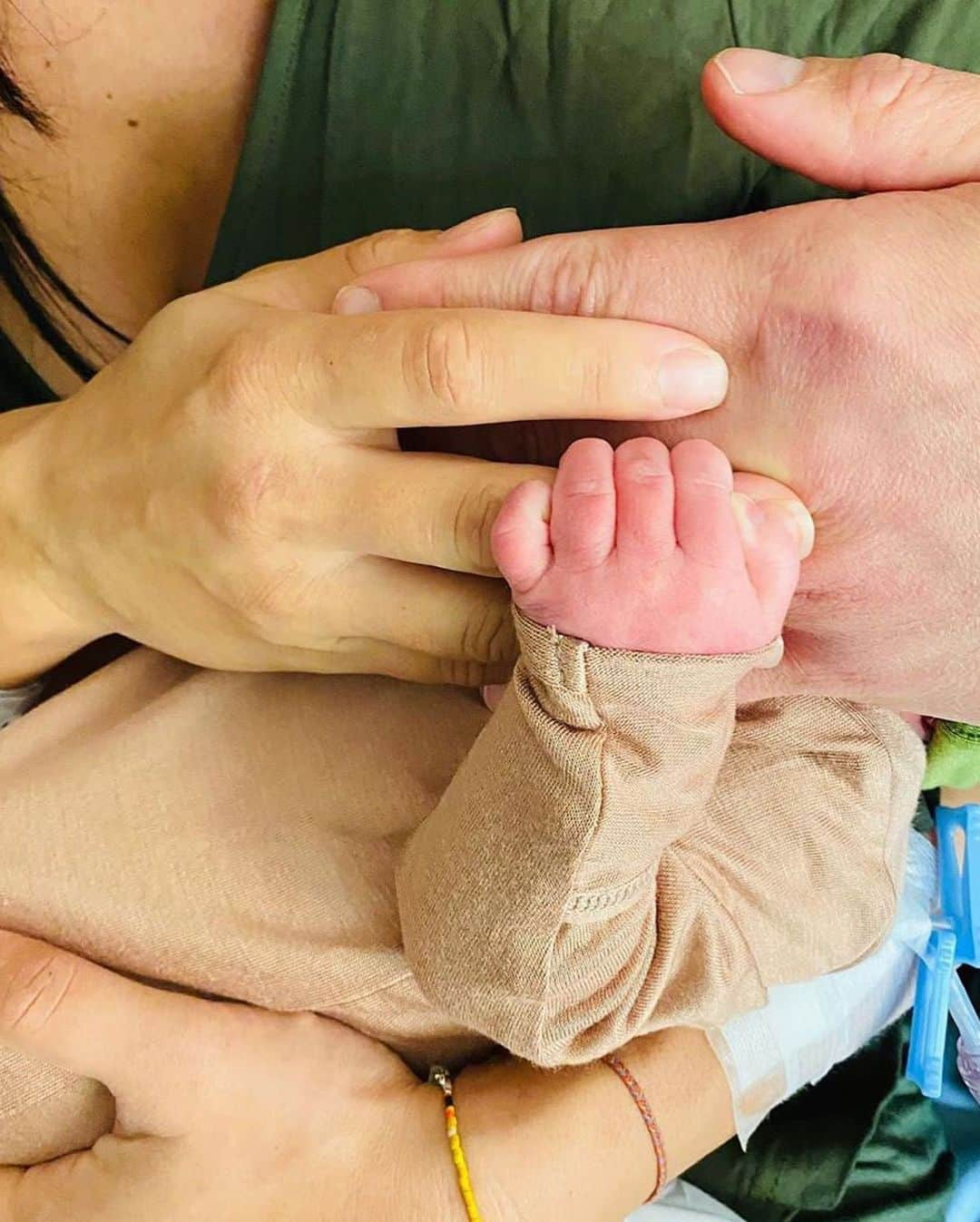 E! Onlineさんのインスタグラム写真 - (E! OnlineInstagram)「We seriously can't make this up: Brie and Nikki Bella have both given birth to their baby boys within one day of each other and announced the sweet news today on #NationalSistersDay. 😍 (📷: Instagram)」8月3日 10時50分 - enews