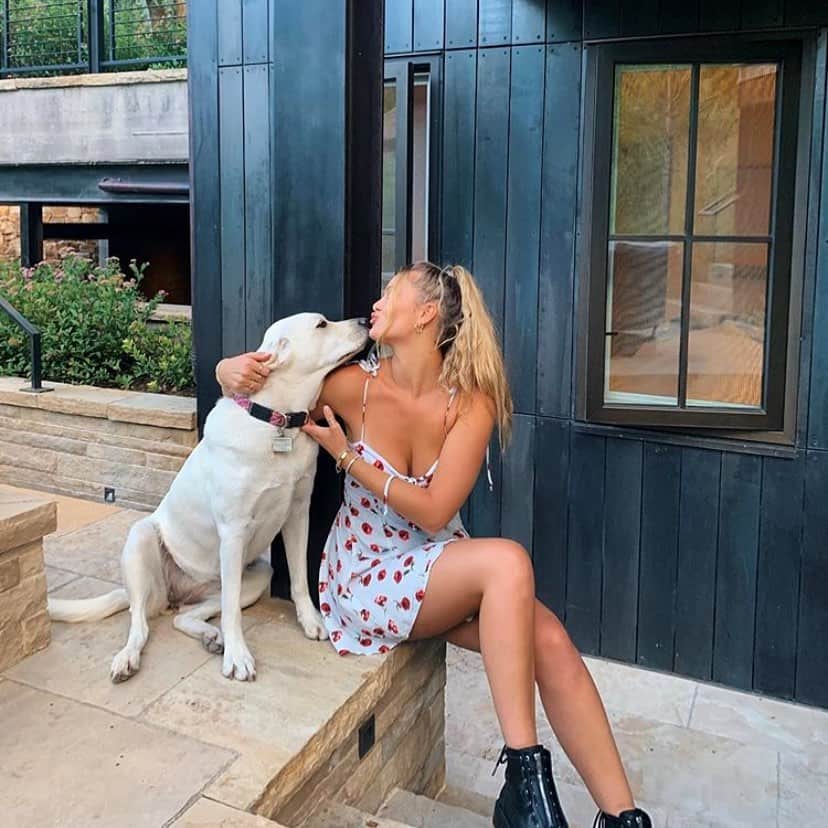 ブルーライフのインスタグラム：「Sunday kisses with babe @em.barlow in the sienna corset dress 💋✨ #shopplanetblue」