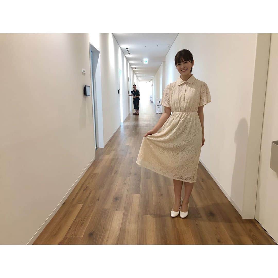 中村秀香のインスタグラム：「今朝も #すまたん お天気担当でした☀️ ありがとうございました！  本番後、写真を撮っていると たまたま森さんが！✨  訝しげな表情😱笑  明日も #すまたん  よろしくお願い致します！」