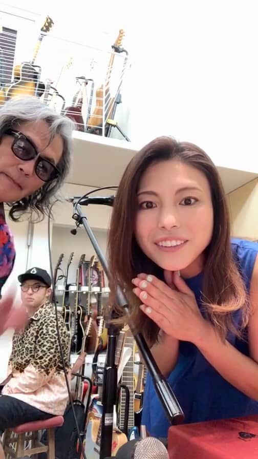 のインスタグラム：「2020.7.29(wed) @hajime_uchiyama  @kotaro_saito  のインスタライブ「Chill  on Wednesday」チル水！ ゲスト出演して来ました。3曲目は耕太郎くんと肇さんが8月7日にリリースするアルバムVOYAGERより「Hello」。作詞とヴォーカルで参加しました。アップビートの軽やかなロックナンバーです。歌詞は宇宙全体に明るくHello と言えるようなオープンマインドな世界観を表現しています。　  ゆるゆるとチルって音楽とトークをテーマにした週一インスタライブChill on Wednesday、通称チル水。はじめさんと耕太郎くんにゲストで呼んで頂き、リハなしぶっつけ本番で、若干間奏長めになりましたが😂🙏コーラスで参加してくれたスーパーヴォーカリスト　@marmin_07  ちゃんありがとう✨ アコースティック楽しかった🥰　その後の耕太郎くんの料理を食レポしながらのトーク1時間半もお付き合い頂いた皆様、ありがうございました！  インスタライブ、楽しいですね笑 何時間でもイケると思いました😂 またやりますので、よろしくお願いしまーす😄💕  #chillonwednesday #チル水　#インスタライブ　#Hello #instalive」