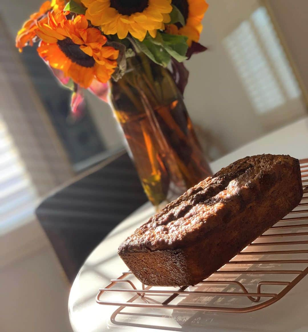 キャシー・ケリーさんのインスタグラム写真 - (キャシー・ケリーInstagram)「farmers market flowers and homemade cinnamon zucchini bread. used mom’s recipe, but took a few liberties... and by that i mean i added a lotttt of spiced rum. doesn’t really look like much but DAMN does it smell good!!」8月3日 11時18分 - cathykelley