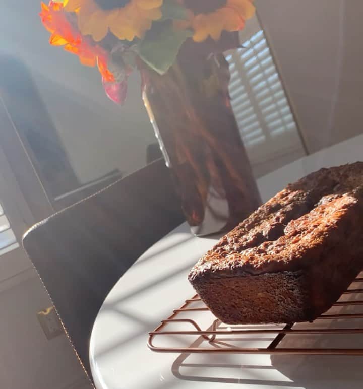 キャシー・ケリーのインスタグラム：「farmers market flowers and homemade cinnamon zucchini bread. used mom’s recipe, but took a few liberties... and by that i mean i added a lotttt of spiced rum. doesn’t really look like much but DAMN does it smell good!!」