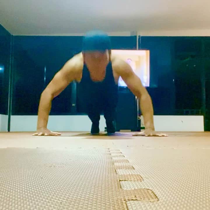 トニー・ジャーのインスタグラム：「🥵 Hot!🥵」
