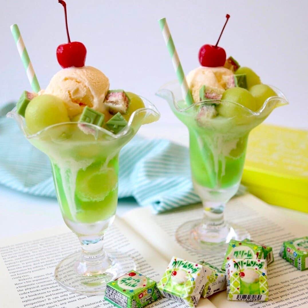チロルチョコのインスタグラム：「はじけるパチパチ食感🍹·˖✶﻿ ﻿ チロルの【クリームソーダ】のご紹介です😋﻿ 夏🌞🌴にピッタリなクリームソーダを﻿ ﻿ メロン風味チョコ🍈﻿ チェリー風味チョコ🍒﻿ クリーム風味チョコ🍨﻿ そして、パチパチの食感が楽しいポッピングキャンディで表現しました👩‍🍳✨﻿ ﻿ 口の中でパチパチ弾ける美味しさ🥰﻿ ﻿ 是非お試しください🎖﻿ ﻿ ﻿ ﻿ ﻿ ﻿ #tirol #tirolchoco #チロルチョコ #チロル #チョコレート #おやつタイム #chocolate ﻿ #おやつ #onmytable #sweetstable #スイーツ部 #おうちカフェ #日々の暮らし #sweettooth  #チョコ #おやつの時間  #スイーツ女子  #スイーツ男子  #チョコラブ  #chocolatelover  #snack #スイーツ大好き #sweetsmile #スイーツ  #shopチロルチョコ#メロンソーダ#新商品﻿ ﻿」