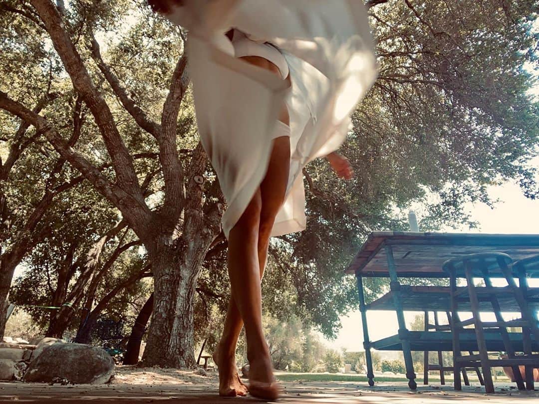 アビゲイル・スペンサーさんのインスタグラム写真 - (アビゲイル・スペンサーInstagram)「And let the winds of the heavens dance between you. Khalil Gibran. ♌️ #summervibes #leoseason」8月3日 11時28分 - abigailspencer
