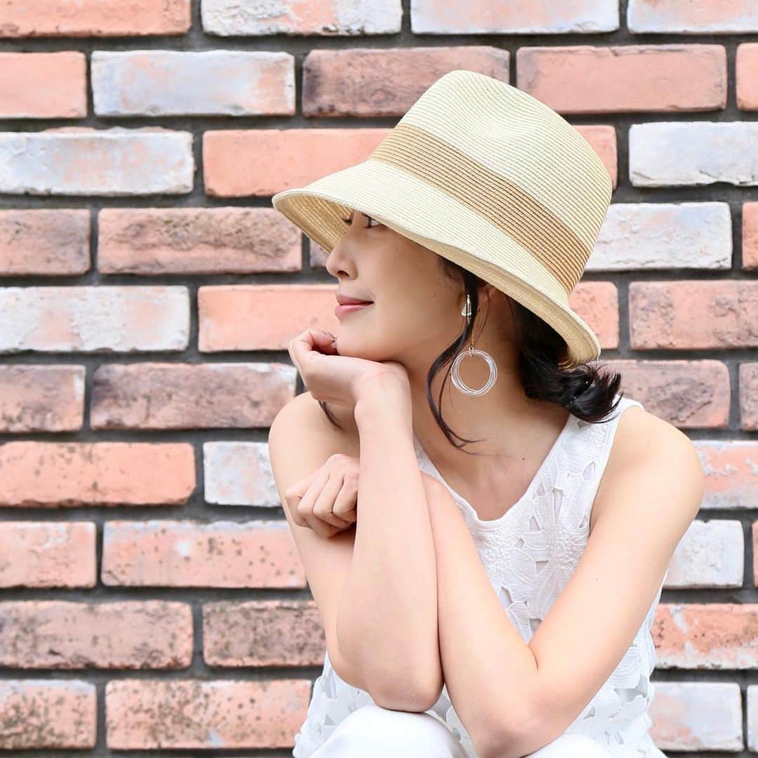 田中美里のインスタグラム：「梅雨があけましたね。 帽子の季節だ。  #以前に撮影した写真です  #jinnobeatshitecassie #日除け #hat #帽子 photo by fujiko」
