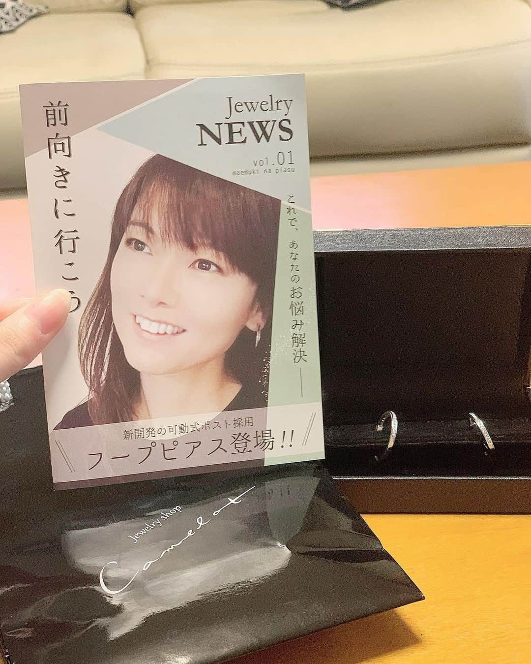 優ひかるさんのインスタグラム写真 - (優ひかるInstagram)「皆さんお久しぶりです✨﻿ ﻿ ジュエリーの生産日本一は山梨県だと﻿ ご存知でしょうか？﻿ ﻿ 日頃付けているアクセサリーが﻿ 実は山梨で作られている﻿ ジュエリーかもしれません💎✨✨﻿ ﻿ 先日、﻿ いつもお世話になっている﻿ 望月貴石貿易さんの﻿ 展示会にお邪魔しました✨﻿ ﻿ 望月貴石貿易さんの社長さんご夫妻は、 在団中から﻿ずっと応援してくださっているのです✨﻿  全国ツアーで山梨に来た時には 私とゼンツメンバーだった同期4名の 芸名入りの素敵なネックレスも作ってくださいました✨ 今度そのネックレスもご紹介しますね✨✨ ﻿ 毎年大きな会場で﻿ 沢山のお客さんがいらしているのですが、﻿ 今回はコロナウイルスの関係で﻿ 大々的にやらず会社でやっているとお聞きし…﻿ ﻿ 差し入れを持って伺いました✨﻿ ﻿ なんと、社長さんから﻿ 素敵なピアスを頂いてしまいました…﻿ ﻿ ﻿ こちらのフープピアスはピアスをしてる方なら﻿ 気持ちが分かると思いますが、﻿ フープピアスって耳の穴の開け方によって﻿ しっかりフープが﻿ 対象に前を向かないって事ありませんか？﻿ ﻿ こちらのピアスはポストが動くので、﻿ 調節して、﻿ しっかり前を向く事ができるのです✨﻿ ﻿ こんなピアスが欲しかった！﻿ 毎日マスクをするので、﻿ シンプルなピアスをしてます✨﻿ ﻿ ぜひ皆さんも﻿ 『ジュエリーショップ　キャメロット』﻿ 検索してみて下さい✨✨﻿ ﻿ #ジュエリー#甲府#生産日本一﻿ #camelot#ジュエリーショップキャメロット﻿ #ピアス#ネックレス#リング﻿ #望月貴石貿易#可動式ポスト﻿ #フープピアス#シンプル#使いやすい」8月3日 11時21分 - hikaru_yu