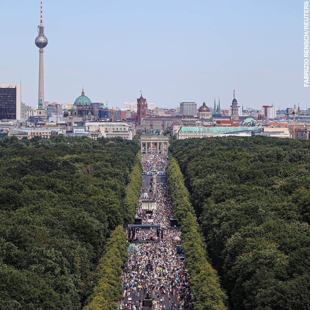 ABC Newsさんのインスタグラム写真 - (ABC NewsInstagram)「Thousands of people gathered in Berlin to protest Germany's coronavirus restrictions in a weekend demonstration marking what organizers called “the end of the pandemic” — a declaration that comes just as authorities in the country are voicing increasing concerns about an uptick in new infections.」8月3日 11時24分 - abcnews