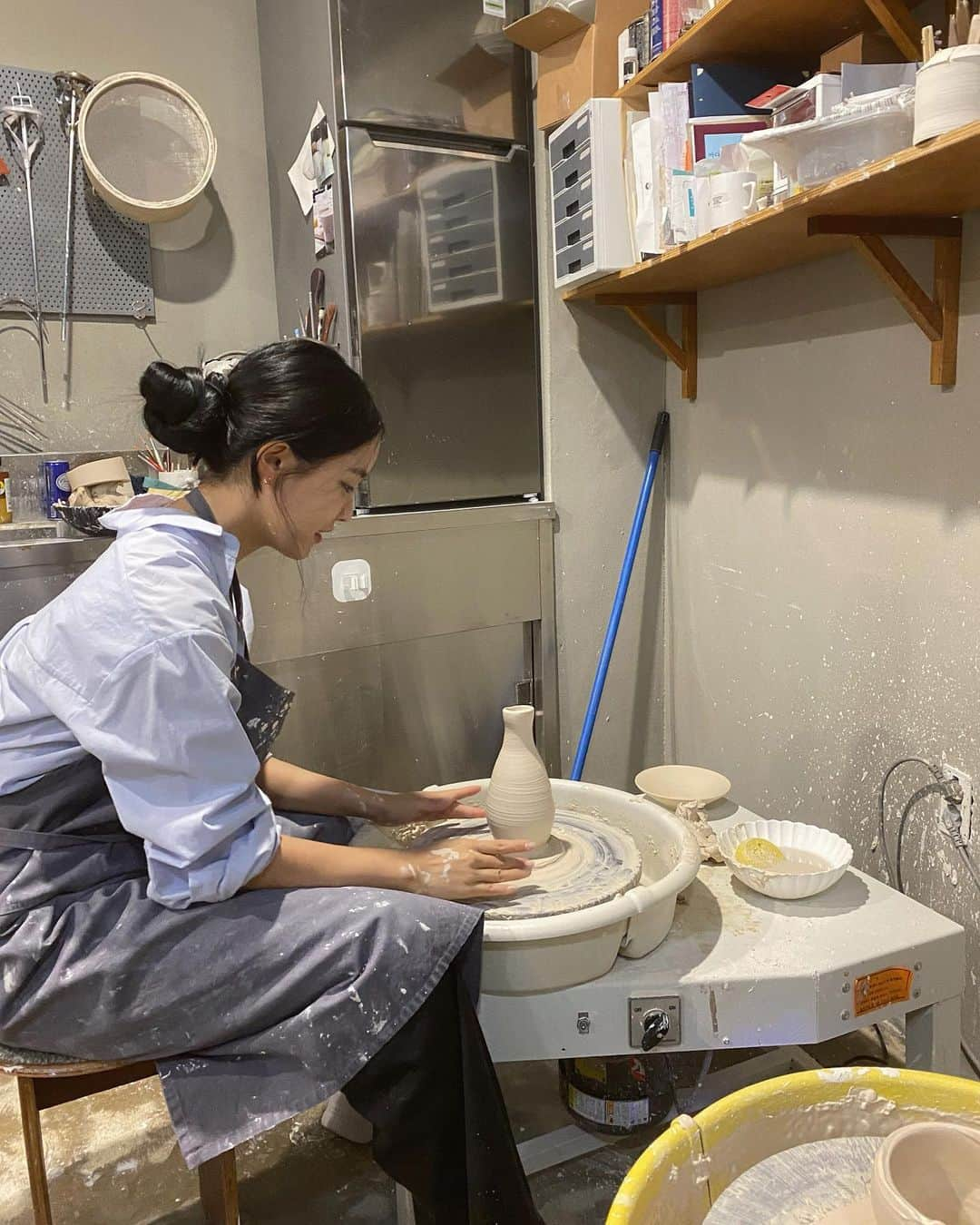 ヒョミン さんのインスタグラム写真 - (ヒョミン Instagram)「첫 물레. 나름 맘에 드는 도쿠리 한 병과, 사케잔. 그리고 손으로 쪼물딱 찢어 만든 못난이 bowl.. 가마에서 나오면 더 맘에 들거라는 작가님 @mujagi_bogeun 제가 기대가 커용..(?) 빨리 만나고싶🍶👻」8月3日 11時25分 - hyominnn