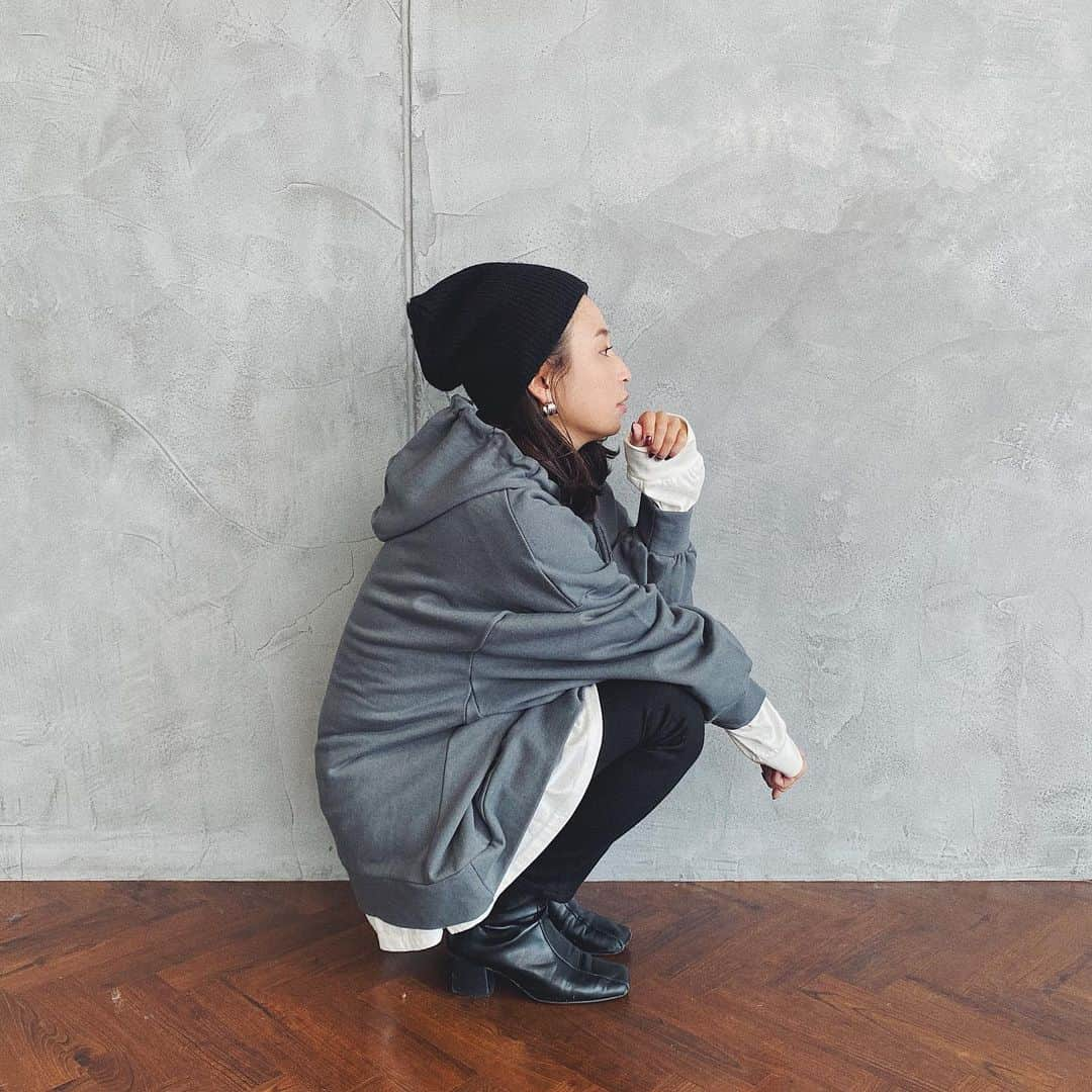 佐藤有里さんのインスタグラム写真 - (佐藤有里Instagram)「. . boyfriend parka gry / c.gry / moc . 他の色も見たいとのお声も多かったので😌 チャコールを着てみたよん よくする私服っぽいコーデ。 . . #credona#credona_official  #クレドナ#ボーイフレンドパーカー#パーカー#カジュアル#大人カジュアル#ブラックコーデ#低身長コーデ#155cm」8月3日 11時33分 - yuri_212