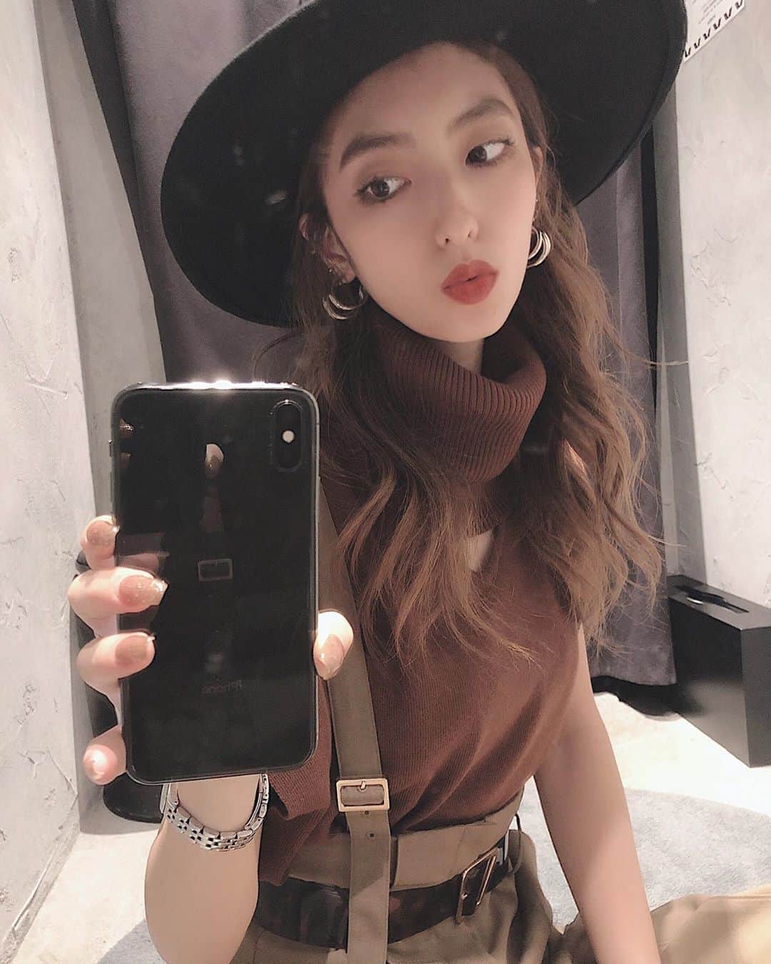 高村 楓のインスタグラム：「. . 最近の店頭コーデ🍁 AW可愛すぎるねんけど😫 . 全身も載せたいからまた載せよー🤍🤍 . #MURUA#murua_snap#murua_by_staff#code#fashion#AW #ムルーア#2WAYオープンタートルニット#ワンショルダーハイウエストパンツ#ハット#秋コーデ#コーデ#ファッション」