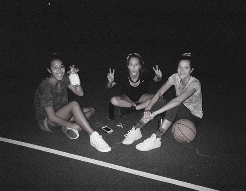 ローラ・エンバーのインスタグラム：「Hawaii 2012 - seems like yesterday with my girls @keliamoniz @monycaeleogram. 8 years later and Monzy has just celebrated 30 years around the sun and Sis is a mumma to be riding waves with her bub 🌈 Thankyou surfing for allll my lovely fam around the world. LOL we’ve all had some fun.  snap by @lawrence_photo 4 @whatyouth」
