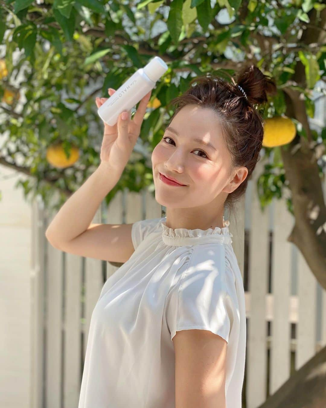 石井里奈さんのインスタグラム写真 - (石井里奈Instagram)「こんにちは☀️ . やっとご報告💕 ヘアメイクの中嶋竜司さんとの広告撮影は炭酸クレンジング「feel the halo」の撮影でした🥰✨このfeel the halo、本当にすごくて🥺👏 . 今炭酸美容が流行っていますが、これは高濃度100%炭酸を閉じ込めた泡のクレンジング（この技術の特許取得！）で泡が自然と毛穴の奥まで溶け込んで汚れをしっかりきれいに落としてくれるの👏✨ . LPGガスも不使用の高濃度炭酸なので肌にもよく安心簡単にクレンジングできるよ💕 . このクレンジングは竜司さんもアドバイザーとして入っていて、実際に正しいクレンジング方法やクレンジングの大切さを学びながら撮影できて、私にとっても貴重な経験になりました💕 . 何より、この炭酸クレンジング本当に洗いあがりさっぱりで肌がもちもちするのでぜひ使ってみてほしいです🥺泡は500円玉2個分が目安だよ✨ . LPにもちょこちょこ私もモデルとして載っているのでぜひチェックしてもらえたら嬉しいです❤️ やっとみんなに報告できて嬉しいっ🥰 午後も素敵な時間になりますように🎵 . #feelthehalo #halo_pr #クレンジング #炭酸クレンジング #スキンケア #炭酸 #炭酸美容 #洗顔 #毛穴 #毛穴レス #美肌 #美肌ケア #撮影 #美容モデル #ナチュラルメイク #ヘアアレンジ #艶肌 #毛穴ケア #洗顔 #お団子ヘア #おだんごヘア #すっぴん #泡 #おすすめコスメ #新商品 #コスメ好き #ベスコス #メイク #メイク好き #ビューティー #beauty」8月3日 12時01分 - ri7tin1025