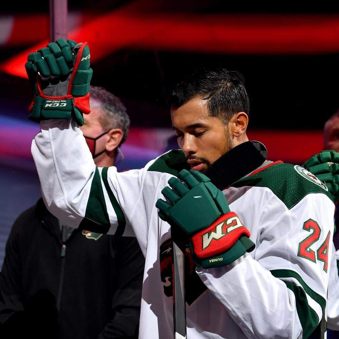 NHLさんのインスタグラム写真 - (NHLInstagram)「@matt.dumba raises his fist during the National Anthems tonight. #WeSkateFor Equality」8月3日 11時55分 - nhl