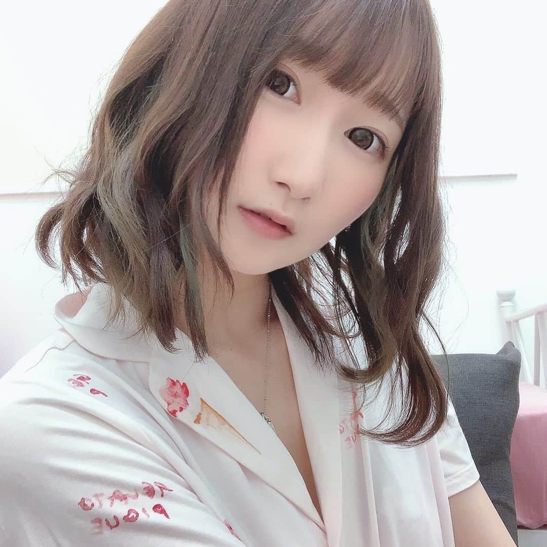 夢乃美咲のインスタグラム：「． 虫歯じゃなかったひとです 昨日6時間くらい片付けしててたのしかった〜もう少し片付けて昨年末買って放置しているカーペットの敷き替えをしたい所存 晴れすぎたら晴れすぎたで外に出たくないの最高の矛盾じゃないですか？夏だね ． #ミスid2021 #AV女優 #アイドル #ロリ #パジャマ」