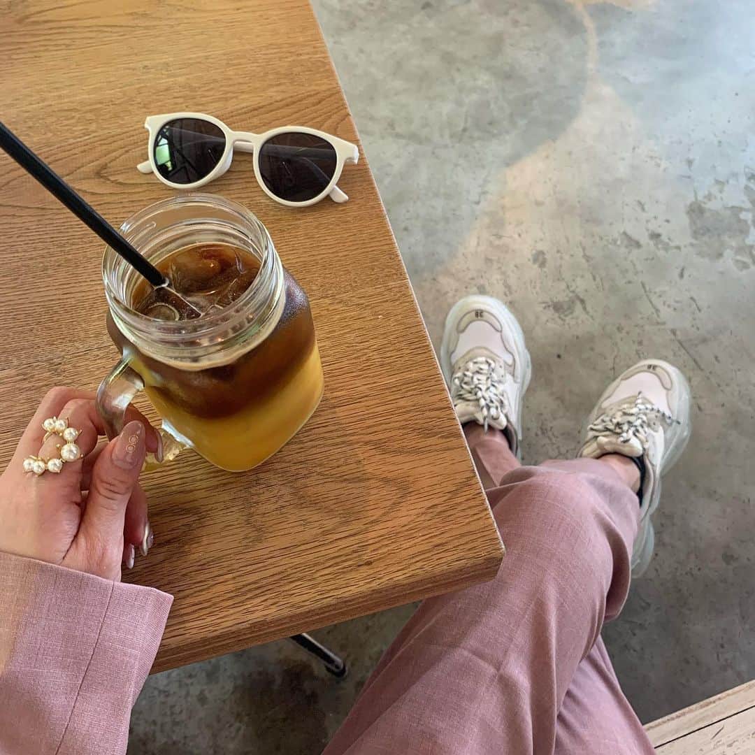 のインスタグラム：「⠀ ⠀ 夏な月曜日🌴 アイスコーヒーの摂取量半端なくなる季節🌞 今週も頑張っていきまっしょい🥰⠀ ⠀ #데일리룩#카페스타그램」