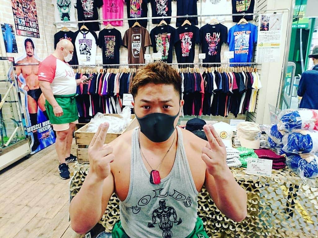 河上隆一のインスタグラム：「本日も15時～18時で東急ハンズ渋谷店にて大日本プロレスブースにおります♪ 今日はお店で関札とガンガン ウエイトトレーニング(マッスルキャンプ)を行う予定です♪冷やかしに来てね🎵  #bjw #東急ハンズ渋谷店 #河上隆一 #筋トレ #フィットネス」