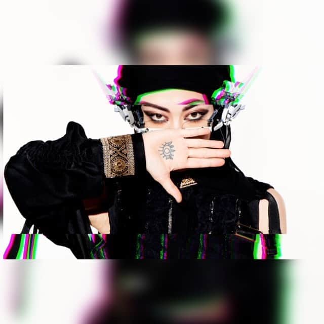 Aya Satoのインスタグラム：「本日から予約開始！！  【Aya sato photobook × tomomi obuchi】  ◆stylist→ @tomomiobuchi ◆photographer→ @michael_enterprise ◆hair&make up→ @c_creepers ◆mask→ @_ikeuchi  世界的ダンサーのAya sato初のphotobookをオンラインサイトで販売します。  スタイリスト大渕ともみによるアートディレクションによるもので「偽りの自由」をテーマに掲げ、題材に手塚治虫の「火の鳥」を取り入れ、宗教、人種、性別などを超えた先の未来を予感させる作品に仕上がっている。  混沌とした世界の状況下で改めて「生きる」事を考えるきっかけになる一冊。  受注限定生産によるもので予約開始は8/3〜8/31日まで。 (発送は9月中旬〜10月予定)  サイズ:A4サイズ (完全撮り下ろし) 全カラー印刷 片観音開き使用 表紙込み34ページ (変更になる場合がございます)  価格 : ¥3,500 (購入者限定で特典あり)  8/19にはAya satoのインスタ、Twitterなどでphotobookと連動した「偽りの自由」の動画を配信予定 (動画内のダンスはこの作品の為にAya satoが一から振り付けを創作している)  販売サイト:  https://to333.thebase.in/   #AyaSato #Tomomiobuchi #photobook #予約開始」