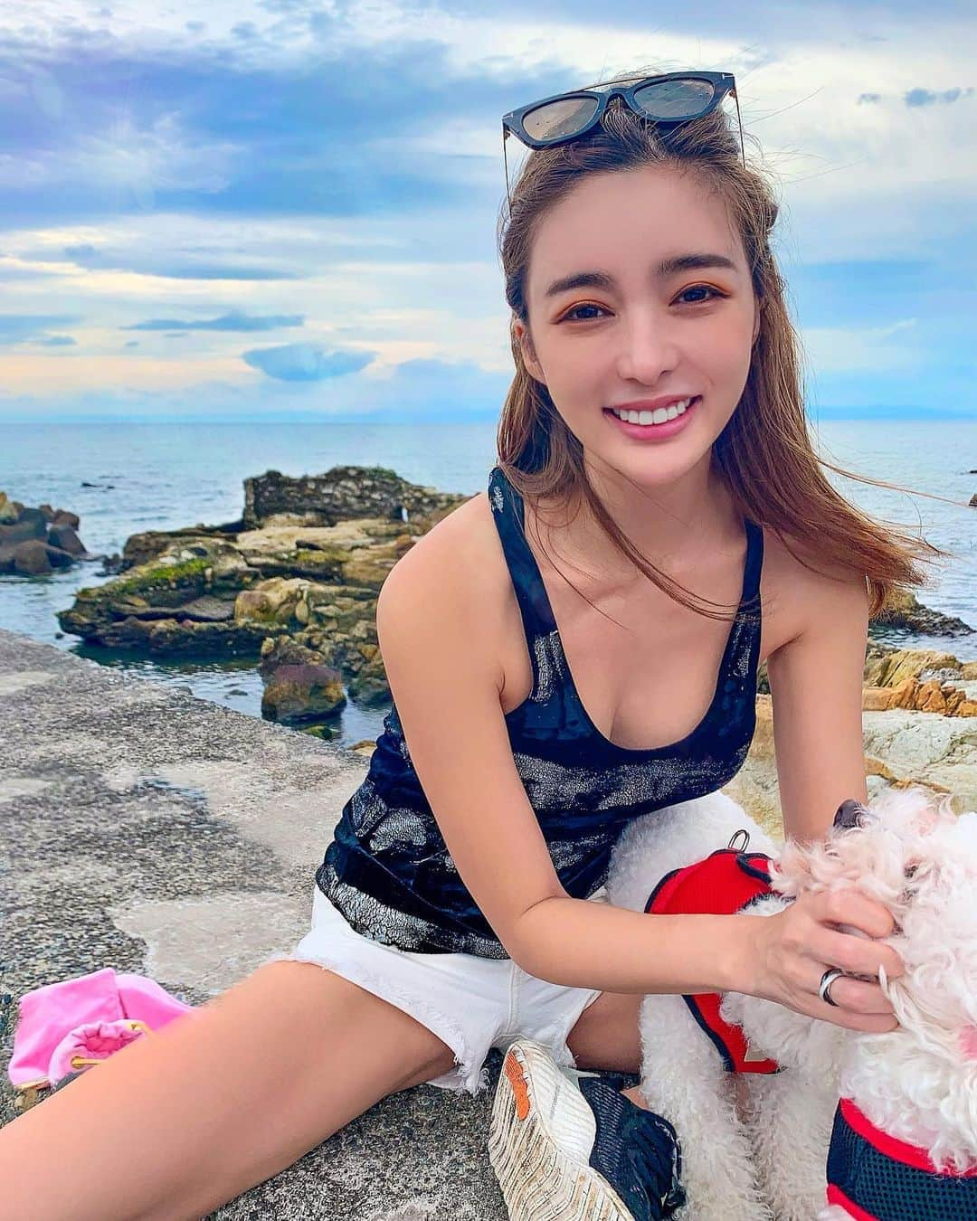 濱野りれさんのインスタグラム写真 - (濱野りれInstagram)「🐋💙 I woke up lately, and took the dogs to the beach. If you live in Tokyo city, you can never reach the coast in 5 minutes. We really love such a natural environment🐋🤍 Hopefully, pups can fully enjoy the nature🐶❤️ . . 起きてすぐわんこたち連れて海岸へ🦋 歩いてすぐ海岸があるなんて最高すぎる😍 わんこたちも都内にいるより幸せそう🐶 いっぱい羽伸ばしてよー🕊❤️ . . #kanagawa#kanagawaprefecture#hayama#explorejapan#japannature#naturephotography#naturelovers#japantrip#tripjapan#japanstagram#instagramjapanphoto#instagramjapan#lovenature#dogwalking#dogwalk#happydogs#coastlife#japanbeauty#神奈川#国内旅行#日本旅行#日本#일본#미인#わんこ#わんことお出かけ」8月3日 12時12分 - riregram