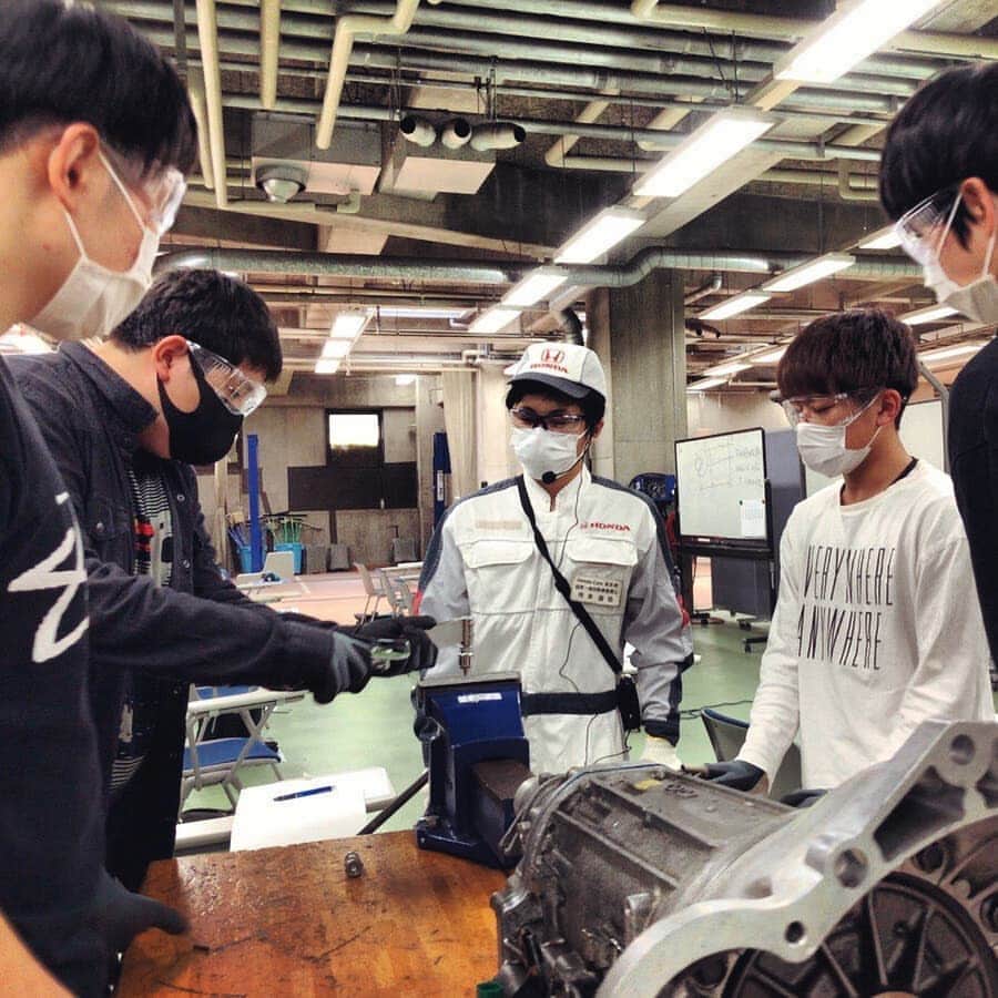 日本工学院さんのインスタグラム写真 - (日本工学院Instagram)「一級自動車整備科・自動車整備科の企業特別実習の一コマ❗ . 実際の部品を手に取りながら、丁寧に教えていただきました😊 . . 「#日本工学院」をチェック！！ 学生が投稿したリアルな日常風景を見ることができますよ！ . . #nihonkogakuin #専門学校 #日本工学院八王子専門学校 #日本工学院専門学校 #教職員投稿写真 #自動車整備科 #若きつくりびと #自動車整備士 #自動車整備士の道 #メカニック #ものづくり #自動車 #車好き #車好き男子 #車好き女子  #自動車整備士 #1級整備士 #2級整備士」8月3日 12時12分 - nihonkogakuin