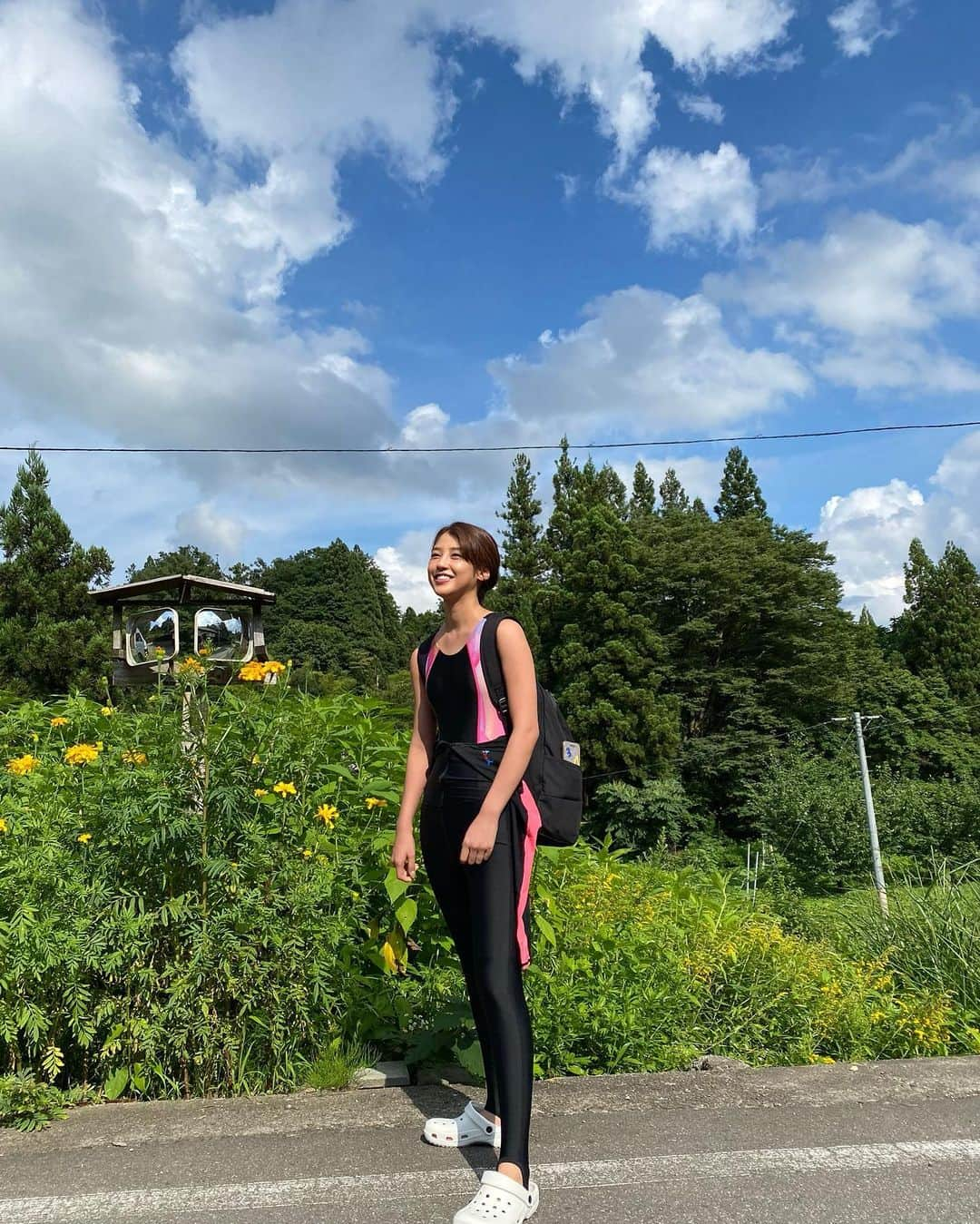 岡副麻希さんのインスタグラム写真 - (岡副麻希Instagram)「🍉﻿ 夏がキタ！！！🌈👒🐠☀️💘🏝﻿ ﻿ #梅雨明け﻿ #ロケ日和﻿ #ウェットスーツ﻿ スタッフさんがピンクで揃えてくれました😆💕 #2020夏﻿ #crocs#大活躍 ﻿ 密ではないときは、﻿ マスクをちょこちょこ外して#熱中症対策…！﻿ あとは塩分補給！！﻿ もちろんこまめな水分補給も👼🏻👒🥤﻿」8月3日 12時17分 - maki_okazoe_official