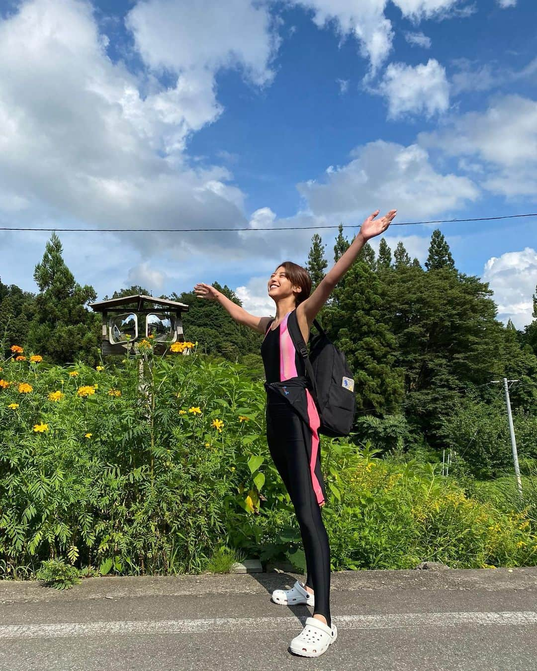 岡副麻希さんのインスタグラム写真 - (岡副麻希Instagram)「🍉﻿ 夏がキタ！！！🌈👒🐠☀️💘🏝﻿ ﻿ #梅雨明け﻿ #ロケ日和﻿ #ウェットスーツ﻿ スタッフさんがピンクで揃えてくれました😆💕 #2020夏﻿ #crocs#大活躍 ﻿ 密ではないときは、﻿ マスクをちょこちょこ外して#熱中症対策…！﻿ あとは塩分補給！！﻿ もちろんこまめな水分補給も👼🏻👒🥤﻿」8月3日 12時17分 - maki_okazoe_official