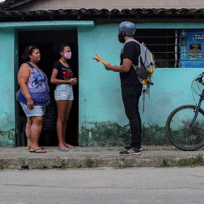 のインスタグラム：「#AFPrepost @bbcnews 📷 @leomalafaia - A science teacher in Brazil has been delivering printed textbooks to his students during lockdown. 🚲📚👏 When Arthur Cabral realised many of his pupils in the Vila da Fabrica neighbourhood didn't have access to the internet he decided to "take the school to them". He's been heading out on his bike since May, when schools in the area closed, and travels over 8km a day wearing a t-shirt which translates to "fight like a teacher". #Brazil #Education #School #Teaching #BBCNews」