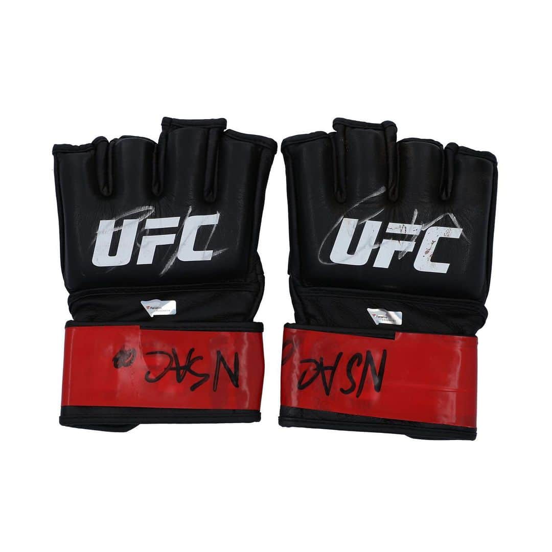 HYPEBEASTさんのインスタグラム写真 - (HYPEBEASTInstagram)「@hypebeastsports: @thenotoriousmma’s final @ufc 246 fight kit is now up for auction. The set of autographed memorabilia includes authentic UFC Gloves and Wraps, Fight Shorts and a Flag of Ireland all sported by “The Notorious.” Head to the link in our bio to find our more. ⁠⠀ Photo: Jeff Bottari/Getty Images/@fanatics」8月3日 12時21分 - hypebeast