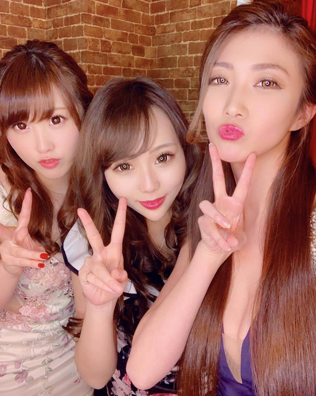 美月りょうさんのインスタグラム写真 - (美月りょうInstagram)「だいすきな2人💓  ️ #福岡#中洲#歌舞伎町#すすきの#北新地#ミナミ#名古屋#錦#キャバクラ#ガールズバー#ニュークラブ#ラウンジ#クラブ#朝キャバ#昼キャバ#朝昼キャバ#キャバ#キャバ嬢#キャバドレス#ヘアセット#ヘアメイク#ポケパラ #ナイツネット#キャバキャバ#AV女優#宣材写真#モデル#美月りょう#博多#大人のキッズルーム」8月3日 12時22分 - mizukiryou