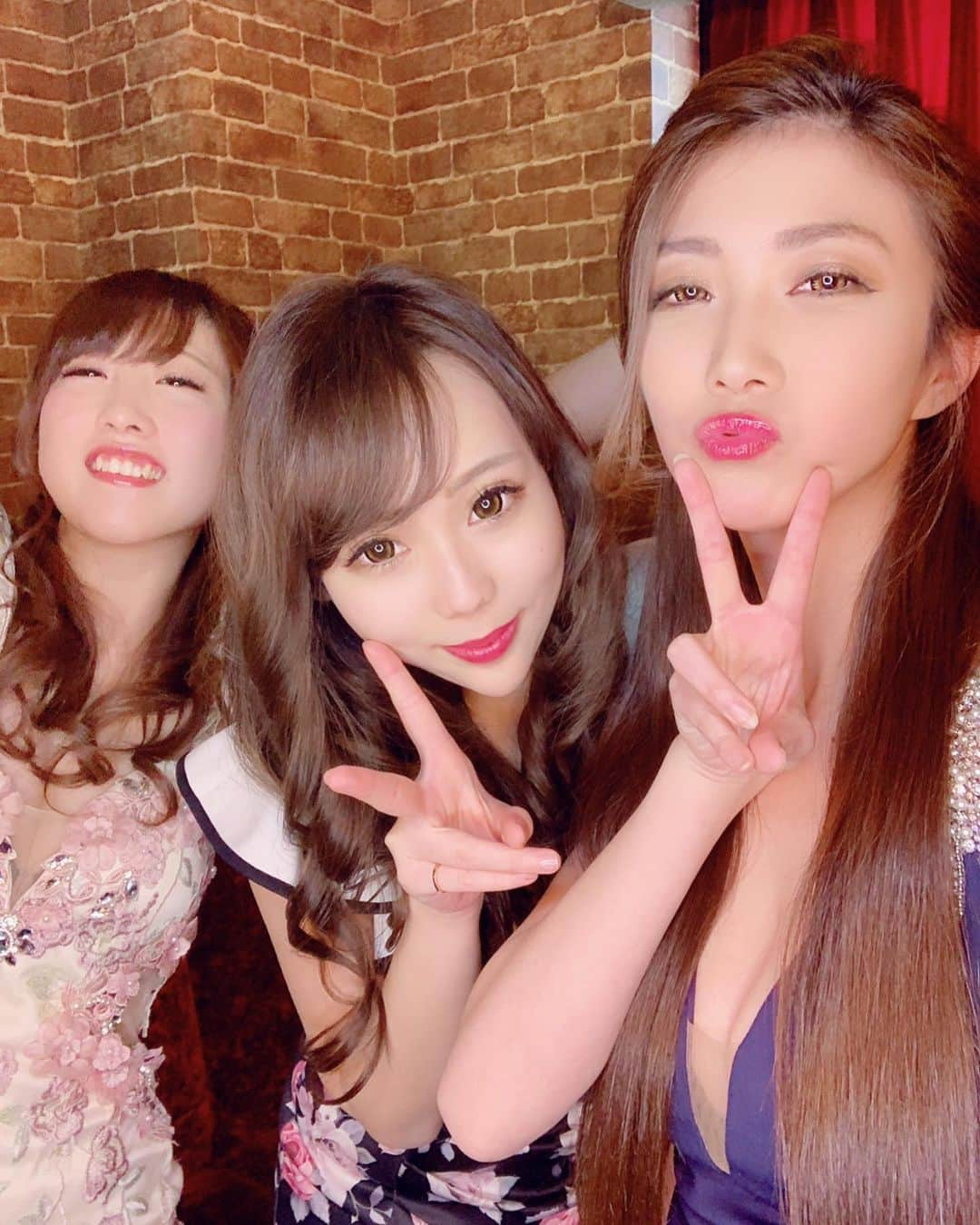 美月りょうさんのインスタグラム写真 - (美月りょうInstagram)「だいすきな2人💓  ️ #福岡#中洲#歌舞伎町#すすきの#北新地#ミナミ#名古屋#錦#キャバクラ#ガールズバー#ニュークラブ#ラウンジ#クラブ#朝キャバ#昼キャバ#朝昼キャバ#キャバ#キャバ嬢#キャバドレス#ヘアセット#ヘアメイク#ポケパラ #ナイツネット#キャバキャバ#AV女優#宣材写真#モデル#美月りょう#博多#大人のキッズルーム」8月3日 12時22分 - mizukiryou