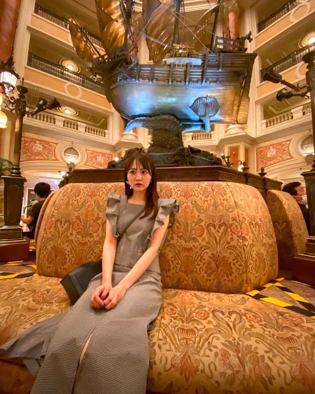 浜田翔子さんのインスタグラム写真 - (浜田翔子Instagram)「結婚して1ヶ月記念にサプライズ #ミラコスタ に連れて行っていただきました！ 初めてで嬉しすぎました🥰 ご飯の時間までホテル周りプラプラ✨ 動画のほうもみてくださいね🍑 #Disney」8月3日 12時25分 - shoko_hamada