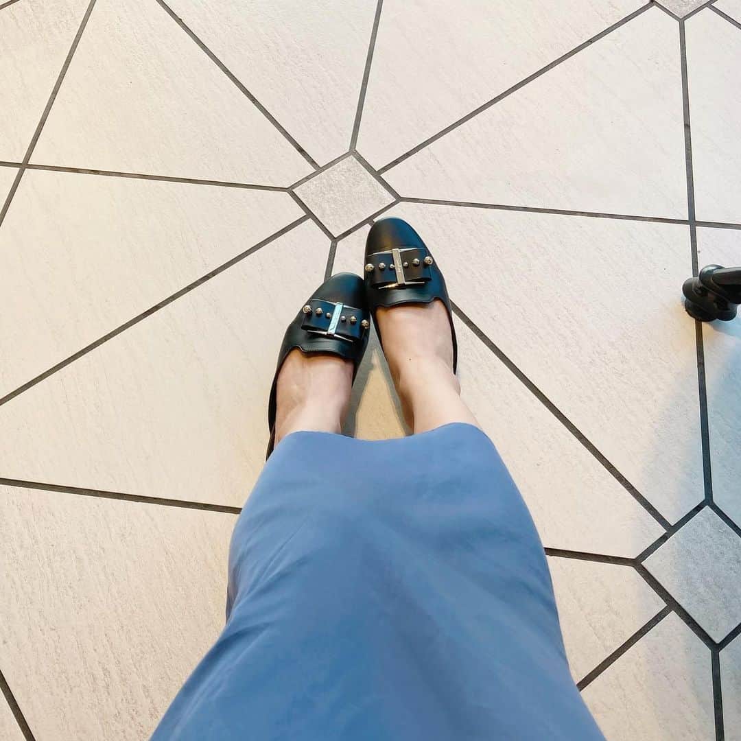 村上奈菜さんのインスタグラム写真 - (村上奈菜Instagram)「お気に入りの靴🐶 黒とゴールドの組み合わせが好き☺︎❤︎」8月3日 12時26分 - murakami__nana