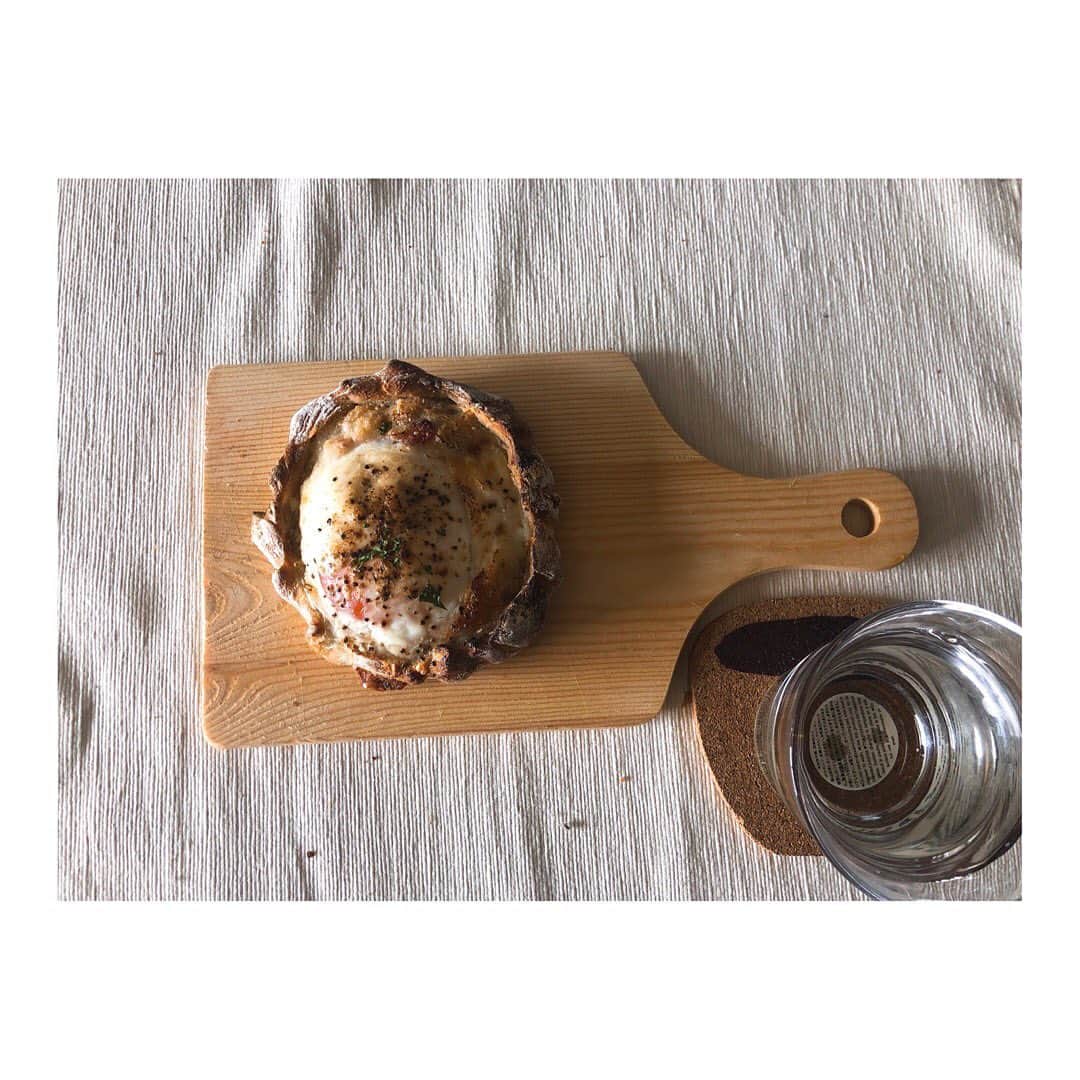 尾形大吾さんのインスタグラム写真 - (尾形大吾Instagram)「朝からオシャレパン。 温玉がいい味を出してる。 いただきます🙏 #オシャレパン #おいしい  #パン #英語で言うと #bread」8月3日 12時26分 - daigo_ogata