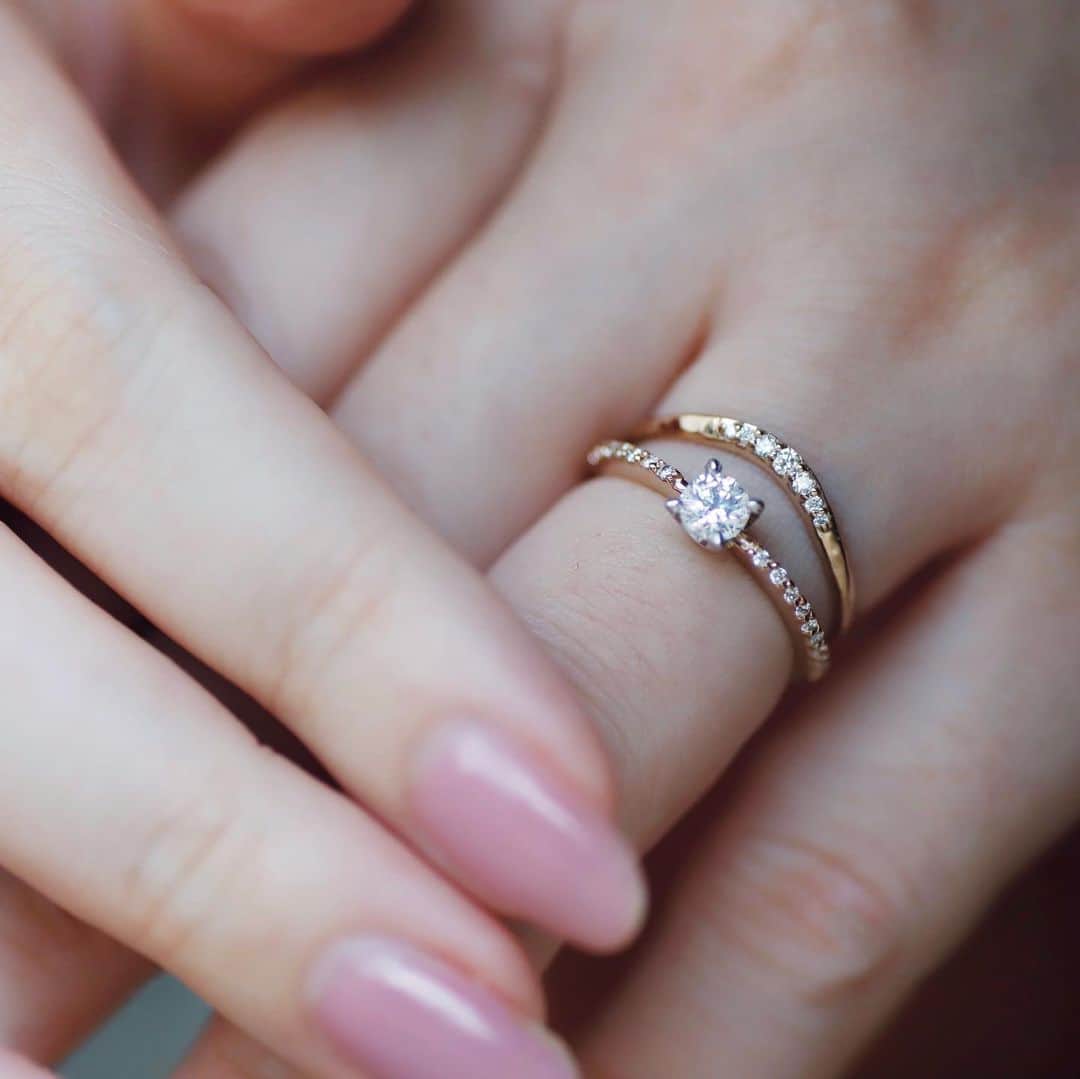 SIENAさんのインスタグラム写真 - (SIENAInstagram)「ダイヤが贅沢に煌めくエンゲージ、"ひとすじの光"と、カーブを描くマリッジ、"まなざし"のコーディネート。  V字のマリッジは指を綺麗に見せてくれます。  #シエナロゼ  #sienarose #ロゼチナ #結婚指輪 #結婚指輪探し  #婚約指輪 #カップル #結婚 #プレ花嫁」8月3日 12時26分 - sienarose_official