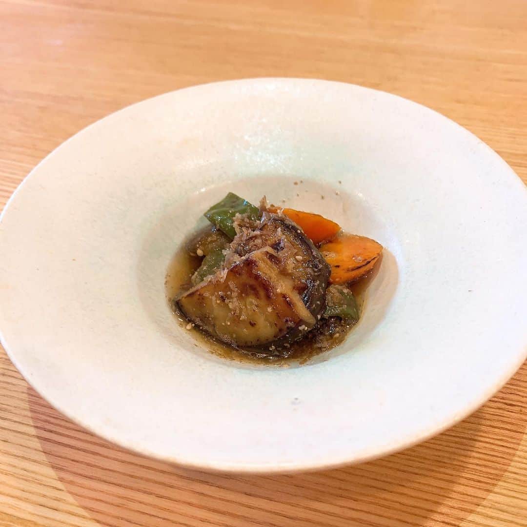 永瀬かおるのインスタグラム：「夏野菜の焼き浸し🍆 焼いて、漬け汁につけて、 冷やすだけ☺️ しみしみ！ひえひえ！美味しいですよ🌻  簡単なのでぜひ作ってみて👐　 #かおる食堂 #簡単ごはん #夜ごはん #献立迷子 #レシピ」