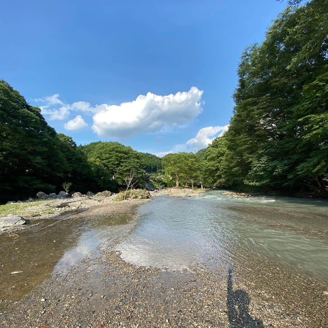Bunta のインスタグラム：「自然のインプット🧘‍♂️🌲🌳🌞🌕🌝  川のせせらぎに草木のざわめき🌿🌲 虫や鳥のさえずりは色んな意味で解放されるね✨  1〜6 川遊び 6〜10 ダムでチル😙 8枚目が太陽🌞 9枚目が月🌝 両方同時に楽しめて景色が神懸がかってたな\(//∇//)\  #ブンカメiPhoneシリーズ」