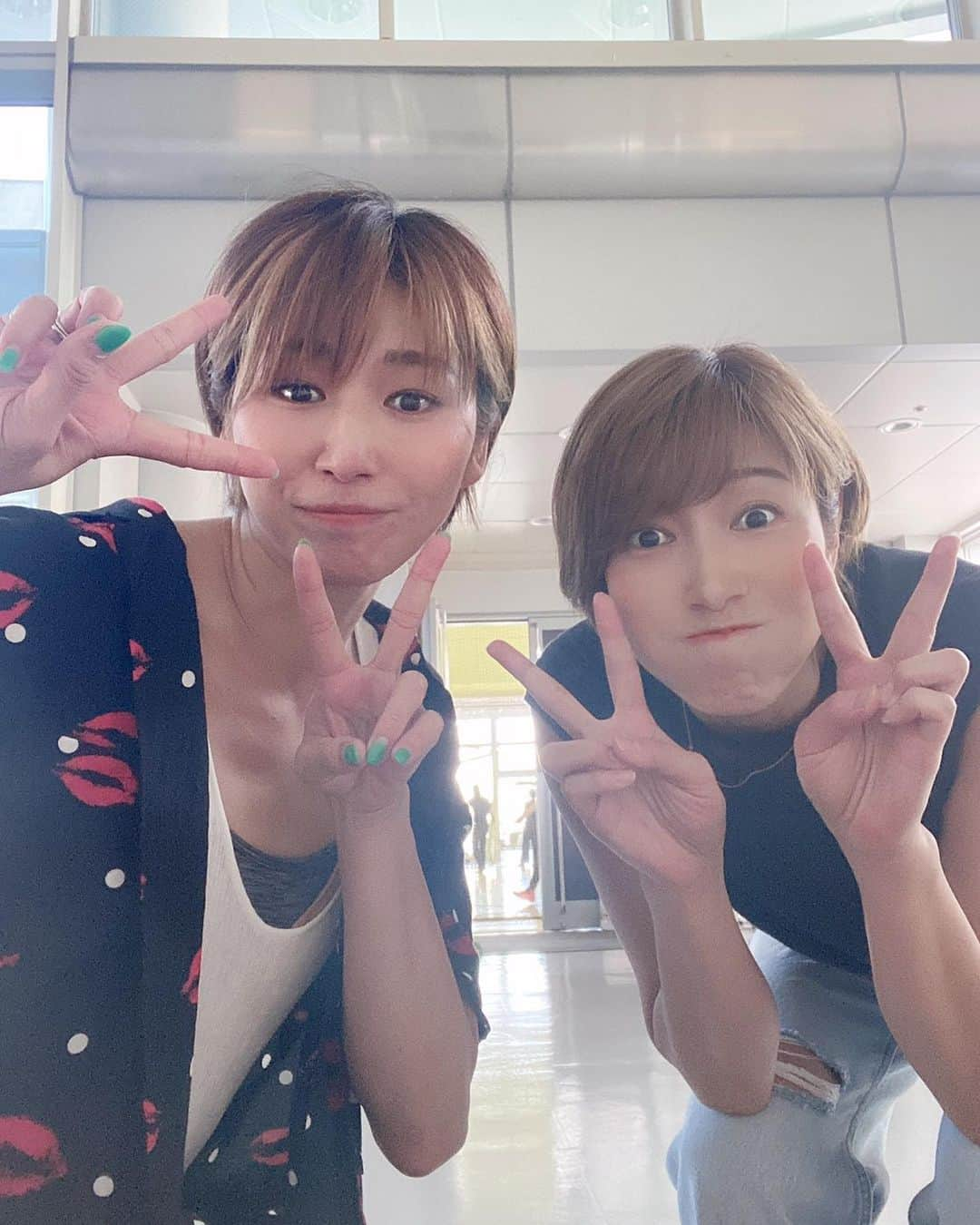 狩野舞子さんのインスタグラム写真 - (狩野舞子Instagram)「・ 愛さんに会うと元気もらえるー🥳 髪型似てて姉妹でしたね👯‍♀️💕 ・ #ショートカット姉妹 #膝悪め女子 #膝破れ女子 #なのにすぐ飛ぶ」8月3日 12時36分 - kanochan715