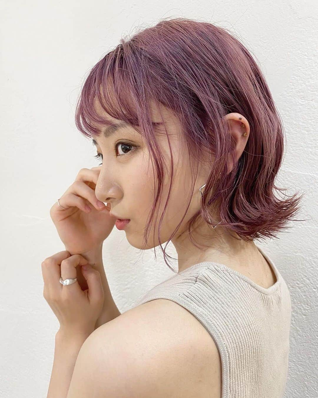 尾林美月のインスタグラム：「. ピンクヘアー🌷  先日、人生初の全頭ブリーチをして、ピンク髪にしました！ 似合うかドキドキだったけど、どうでしょう！？私はすっごく気に入っちゃいました🙌 でも見慣れなくて、鏡を何度も見てました👀  #ピンクヘアー #ピンクカラー」