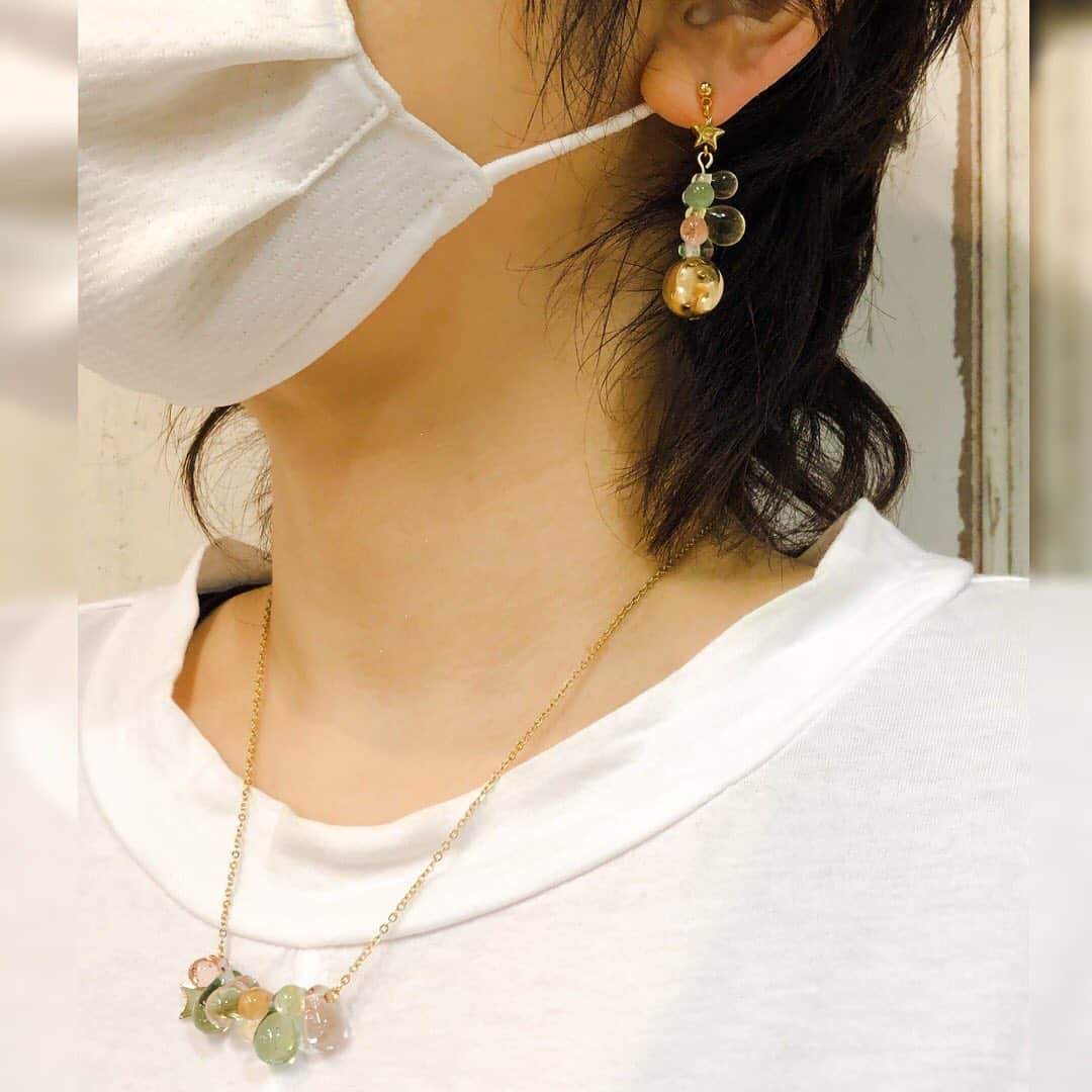 貴和製作所 公式さんのインスタグラム写真 - (貴和製作所 公式Instagram)「【スタッフ作品】ヨドバシ吉祥寺店 ﻿ 「アメリカ製ガラス シャワービーズ」を使用したピアスとネックレスのご紹介です✨﻿ ﻿ 貴和製作所オリジナルのカラーの中でも淡い色味に統一！2種類の大きさをランダムに通すだけで、ぷっくりとした丸みが可愛らしいアクセサリーが仕上がります💓﻿ ﻿ ポイントでゴールドのパーツを入れると、より華やかな印象になりますよ⭐️11色の中からお好みの色を組み合わせてみて下さいね！﻿ ﻿ 【材料】﻿ 「ピアス」﻿ ●アメリカ製シャワービーズ S  A色…2個 （1袋） ﻿ ●アメリカ製シャワービーズ S  B色…2個 （1袋） ﻿ ●アメリカ製シャワービーズ S  C色…4個 （1袋） ﻿ ●アメリカ製シャワービーズ M …2個 （1袋）﻿ ●樹脂パーツ 星 縦穴 約5mm G…2個 （1袋）﻿ ●銅玉  12mm G…2個 （1袋）﻿ ●ピアス カン付 G…1ペア（1袋）﻿ ●Tピン 0.7×45mm G…2個（1袋）﻿ ●9ピン 0.7×15mm G…2個（1袋）﻿ ﻿ 「ネックレス」﻿ ●アメリカ製シャワービーズ S  A色…2個 （1袋） ﻿ ●アメリカ製シャワービーズ S  B色…2個 （1袋） ﻿ ●アメリカ製シャワービーズ M A色…2個 （1袋）﻿ ●アメリカ製シャワービーズ M B色…2個 （1袋） ﻿ ●T-176 G…1個 （1袋）﻿ ●丸カン 0.7×3.5mm G…12個（1袋）﻿ ●9ピン 0.7×50mm G…1個（1袋）﻿ ●カットチェーン 235SF G…40cm （1袋）﻿ ●カニカン・板ダルマセット No.1 G…1セット（1袋）﻿ ﻿ 商品の詳細は画面をタップしてくださいね！﻿ ﻿ ━━━━━━━━━━━━━━━━﻿ ﻿ スタッフ独自のアレンジ作品のため、レシピや材料表はございません。﻿ ﻿ こちらに頂きましたコメントには返信いたしかねます。ご了承ください。﻿ ﻿ 店舗（オンラインストア含む）により取扱い商品が異なりますのでご了承ください。﻿ ﻿ 休業や時間を短縮しての営業をさせていただいている店舗がございます。詳しくはウェブサイトでご確認くださいませ。﻿ ﻿ ━━━━━━━━━━━━━━━━﻿ ﻿ #公式貴和製作所本部スタッフ #貴和製作所 #貴和製作所のパーツ#アクセサリー #accessories #accessory #handmade #ハンドメイドアクセサリー #ハンドメイドパーツ#新商品 #ハンドメイド素材 #ハンドメイド材料 #アメリカ製ガラス #シャワービーズ #ぷっくり #つやつや#夏アクセ #ビタミンカラー #ピアス #イヤリングにもできます #ネックレス﻿」8月3日 18時12分 - kiwaseisakujo